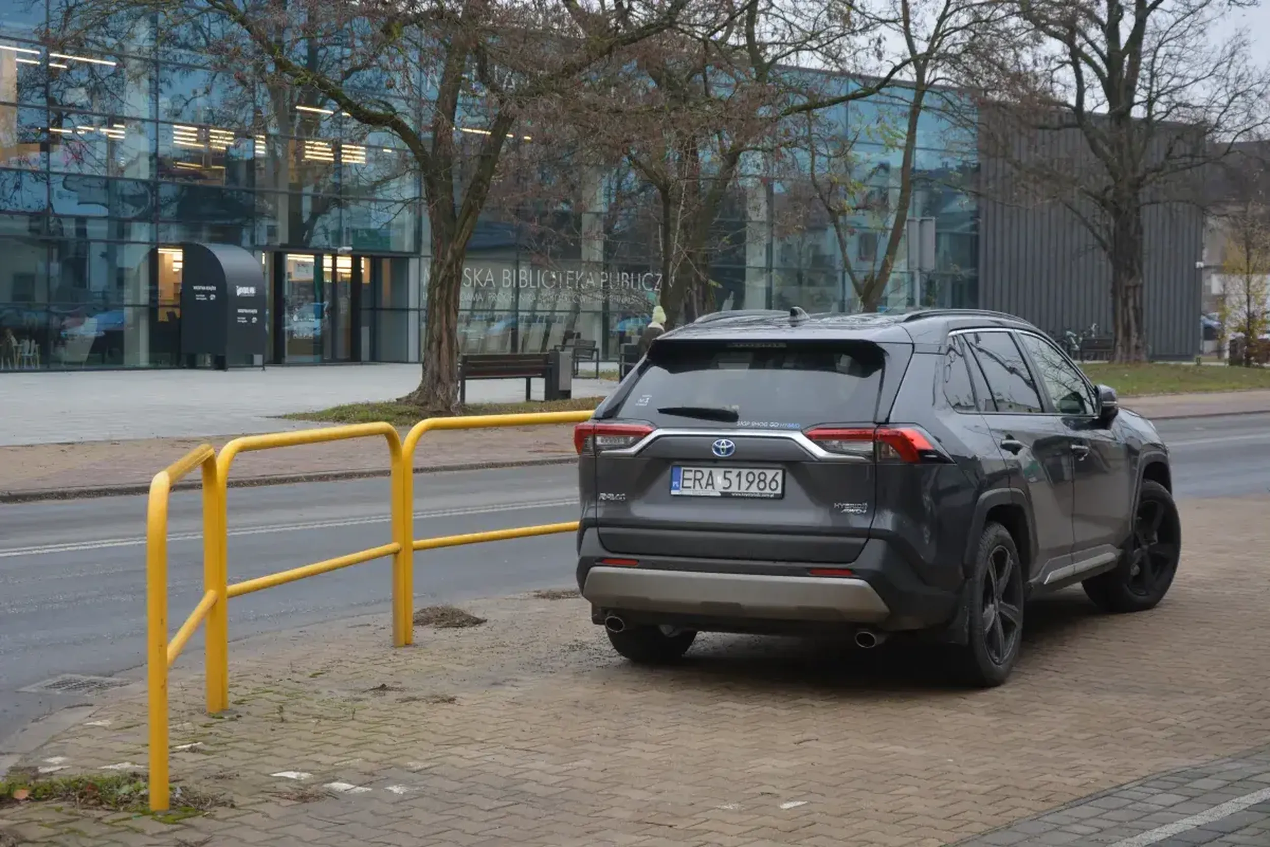 Parkowanie oraz jazda wzdłuż po chodniku.