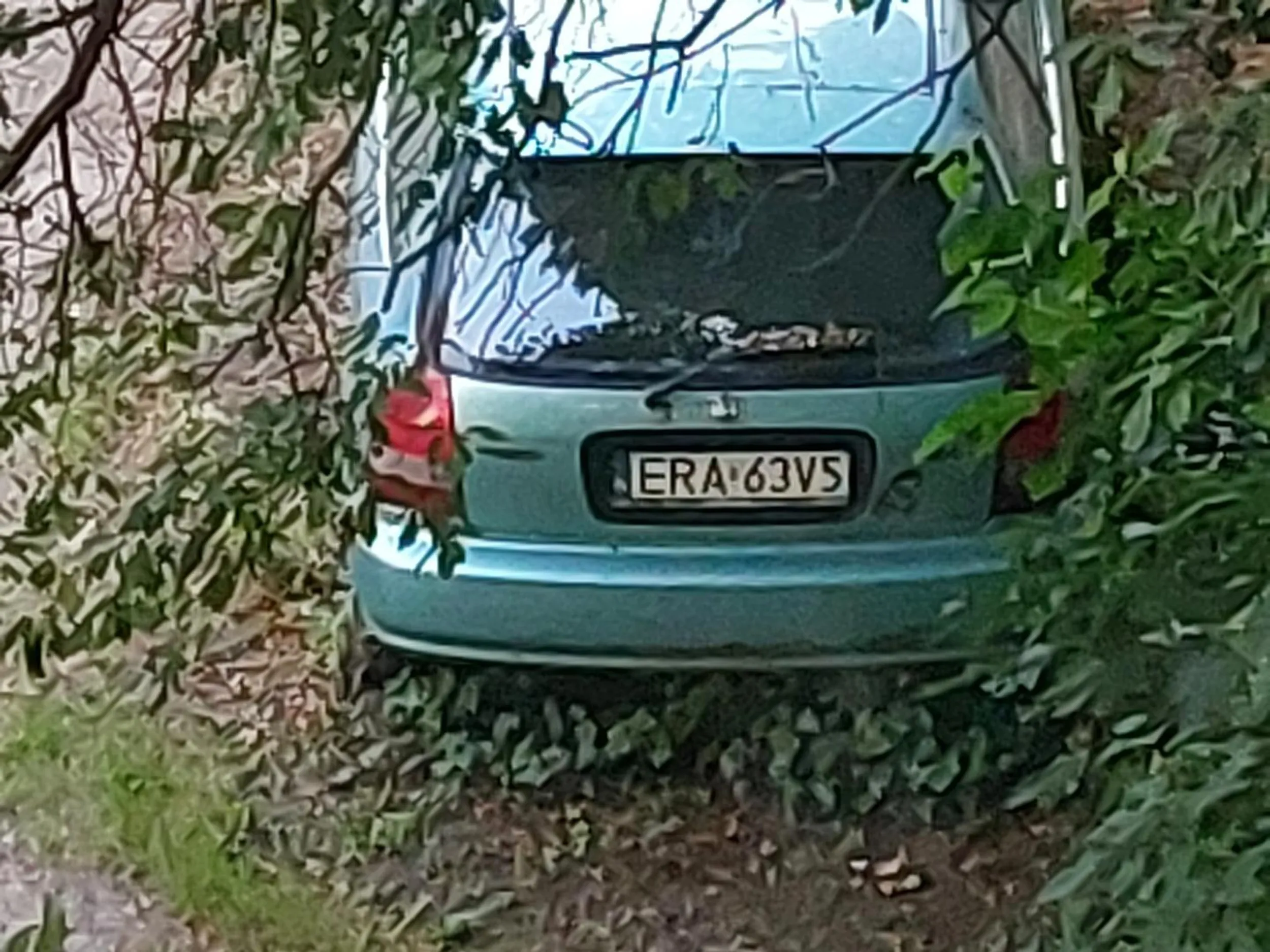 Samochód od kilku lat stoi porzucony w Szczecinie w podwórku u zbiegu ulic Bohaterów Warszawy i Adama Mickiewicza. Brama wjazdowa na samym rogu. Wjazd od ulicy A.Mickiewicza. Może kradziony i właściciel szuka? Jeśli tak to stoi i czeka od chyba ponad trzech lat.