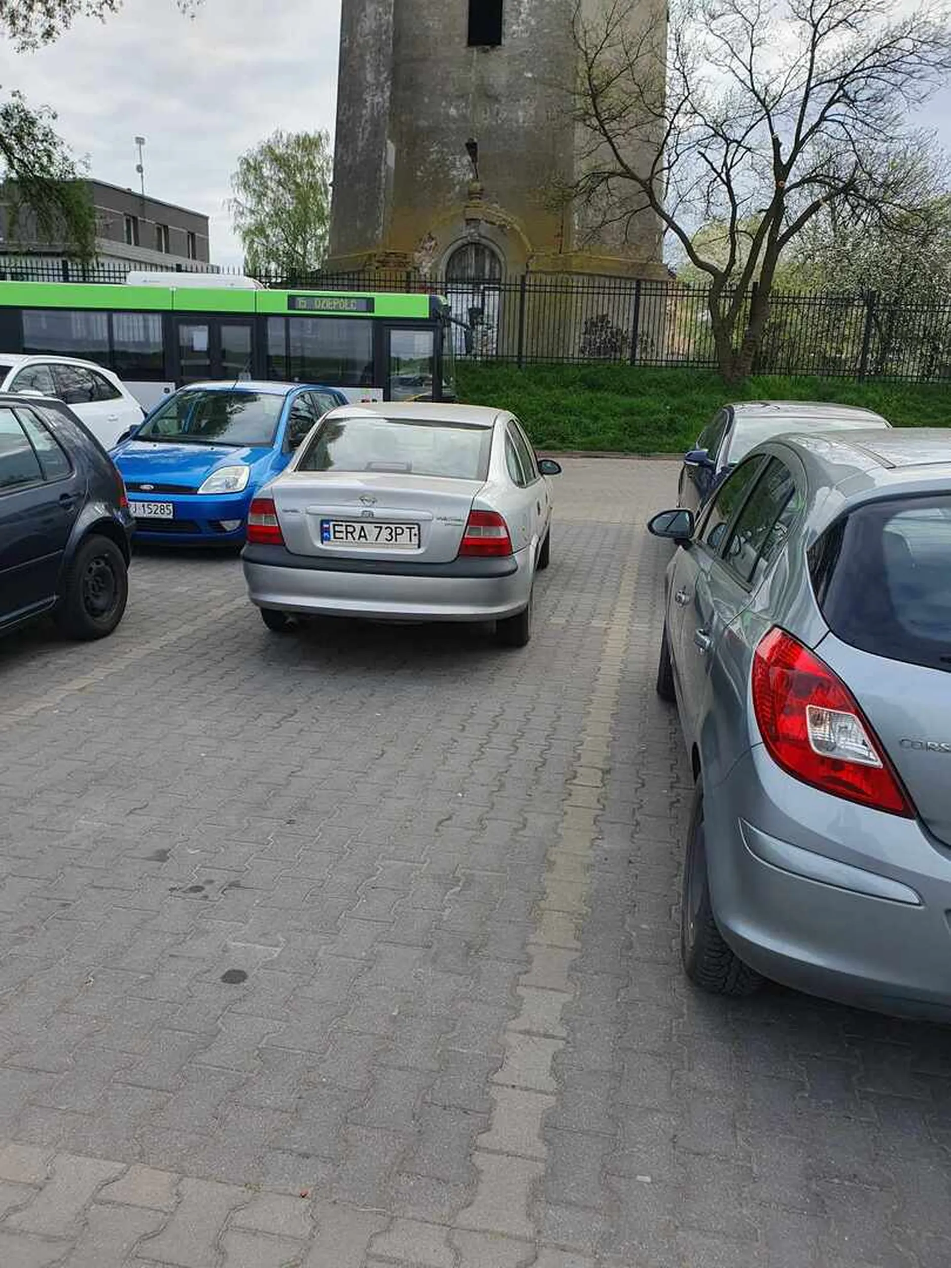 Ktoś albo ma 90 lat i ledwo widzi, albo celowo ciągle staje na dwóch miejscach parkingowych na dworcu