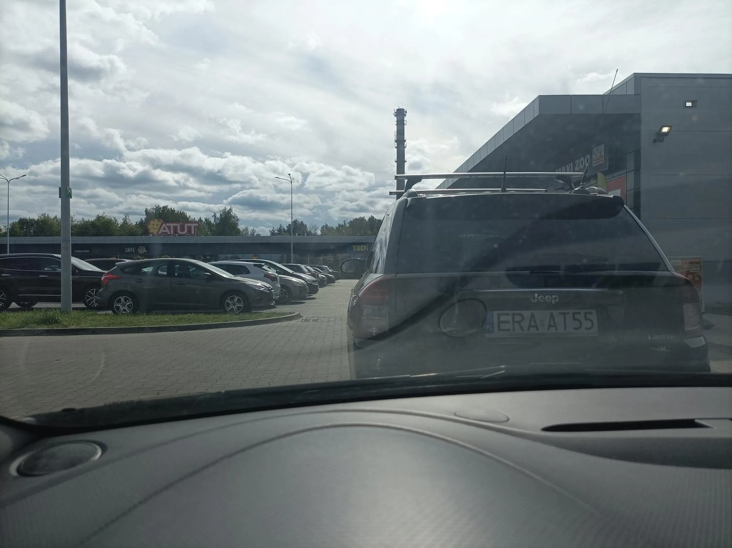 Sobota, sporo samochodów na parkingu galerii ale czy naprawdę w takiej sytuacji najlepiej zostawić jeepa komuś przed maską? Po 20 minutach chociaż przeprosił.