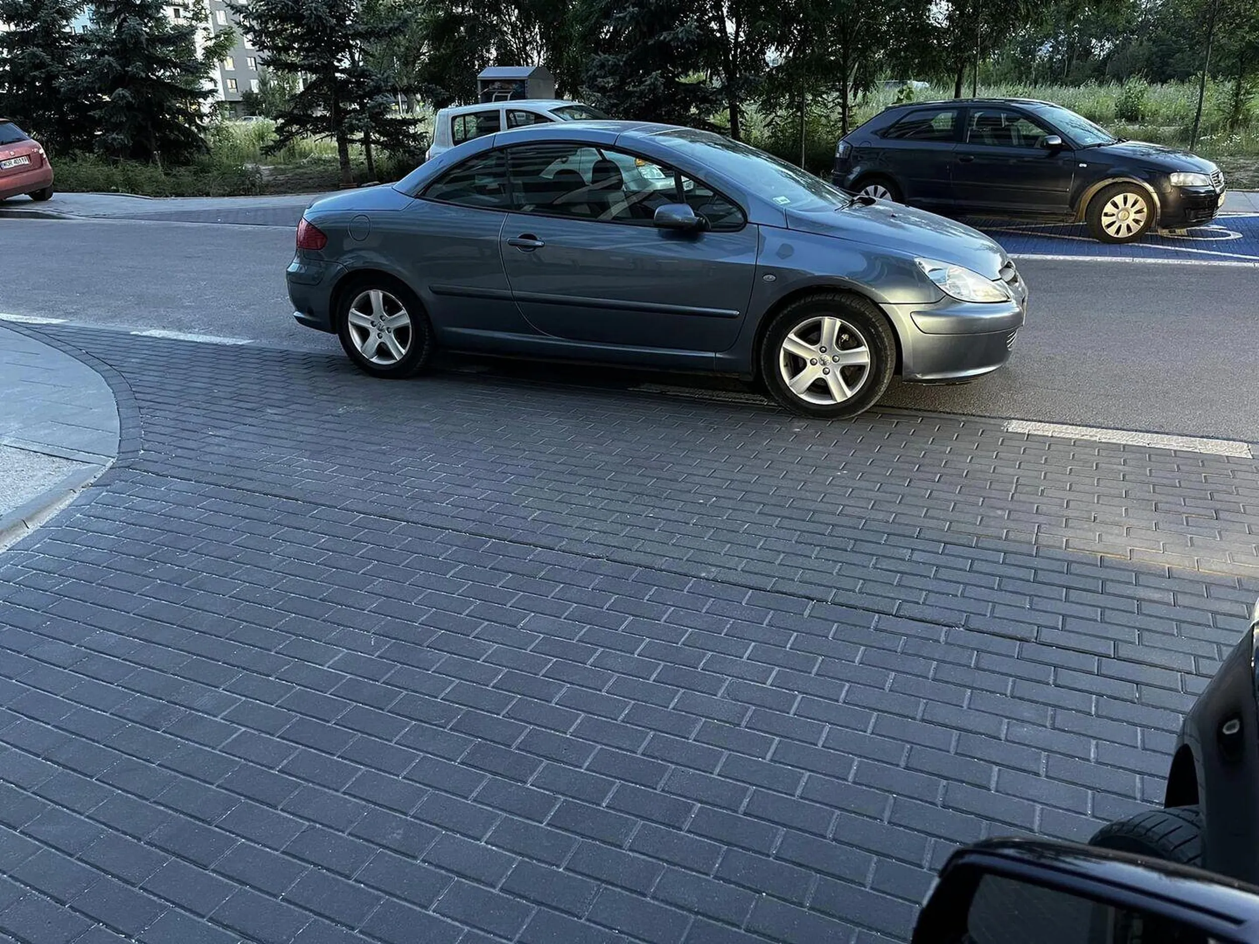 Ja rozumiem, bywa ciężko z miejscem parkingowym ale kurde odrobinę wyobraźni!! Co za gamon zaparkował na wjeździe do garażu!