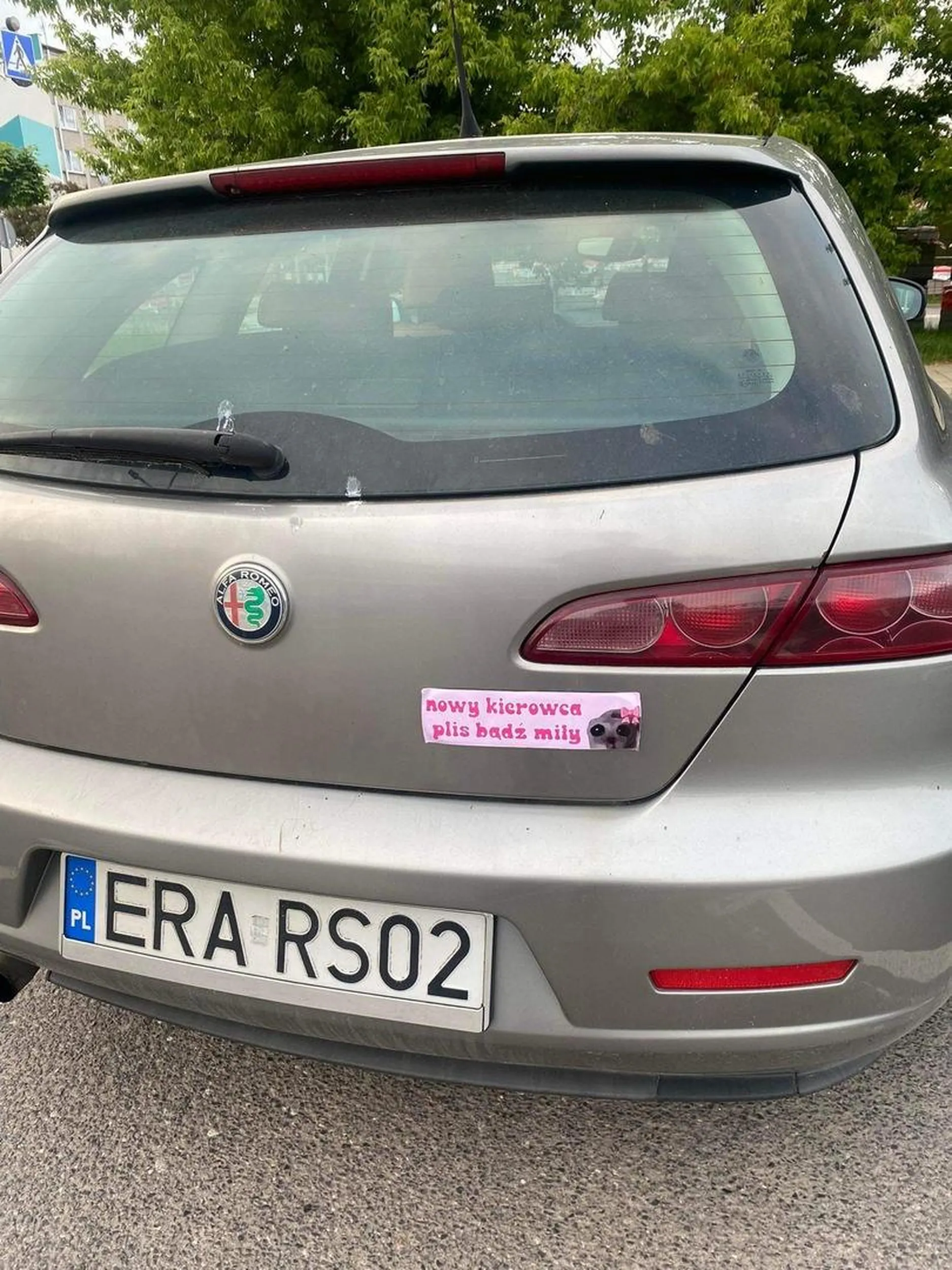 Weź człowieku ściągnij tą naklejkę bo wstyd tym jeździć nie dość że alfa to jeszcze z taką naklejką popierdoleniec…