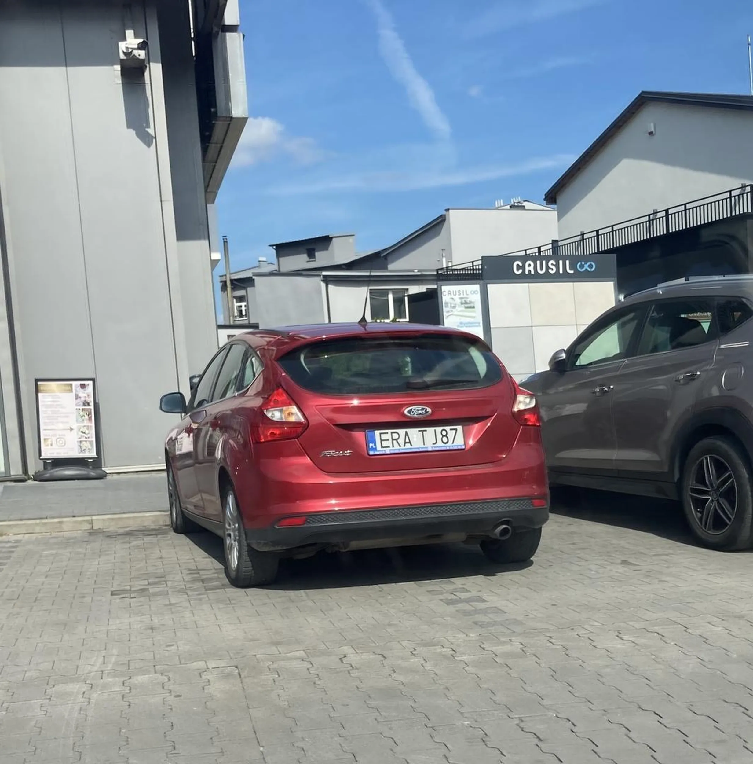 Linie parkingowe wyznaczają na jakiej szerokości powinno zmieścić się auto. Nie przewidzieli Fiesty xD