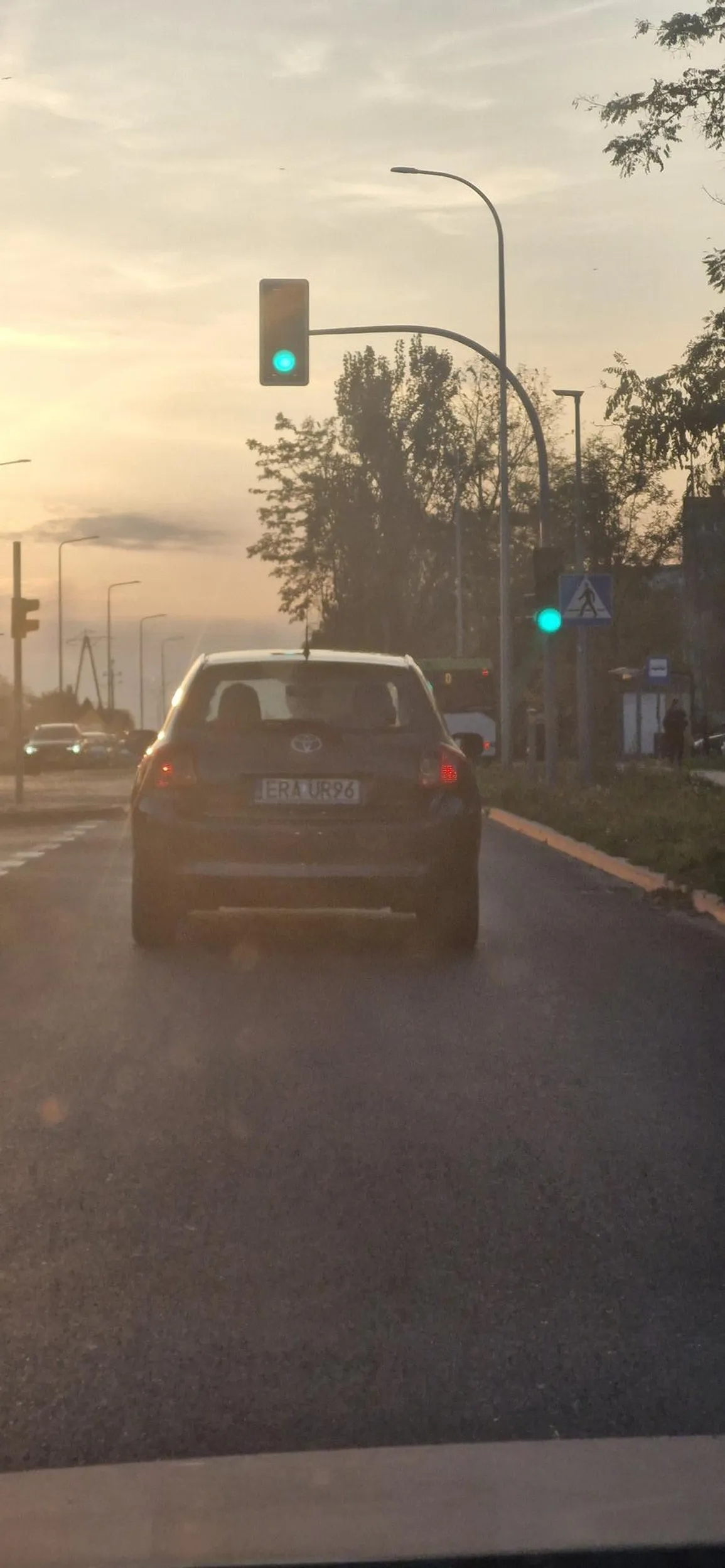 Kierujaca wpycha się na siłę nie zważa na nic!