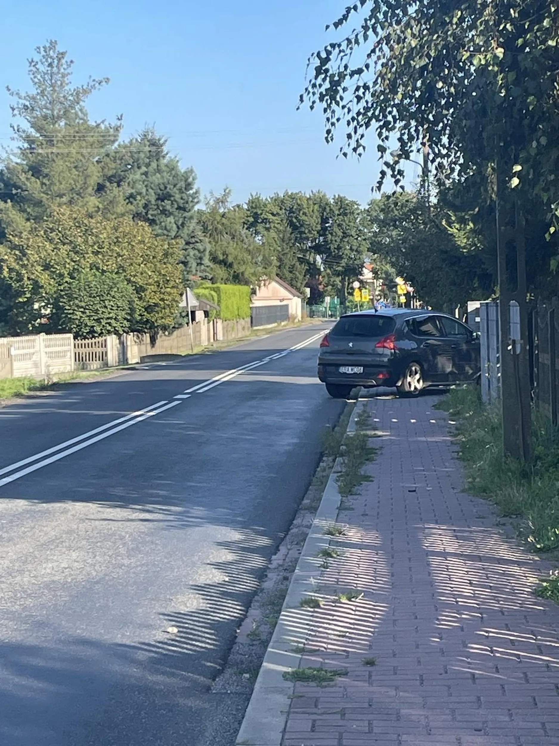 Zajebiscie parkujesz miejsca na podwórku ogrom a zastawia cały chodnik i trochę ulicy jeszcze