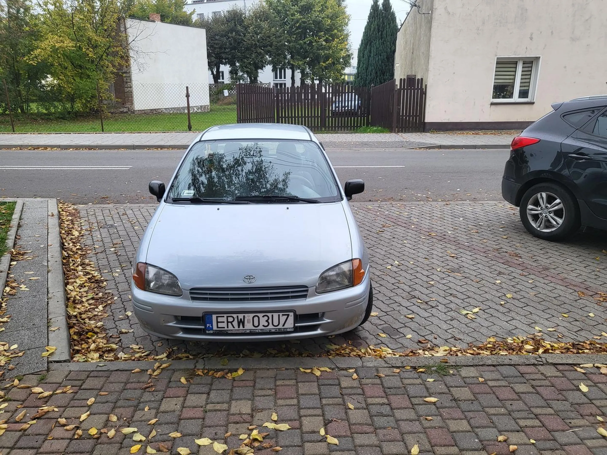 Pięknie zaparkowane na dwa miejsca, a pola do manewru żeby zaparkować ze skosu nie brakuje.