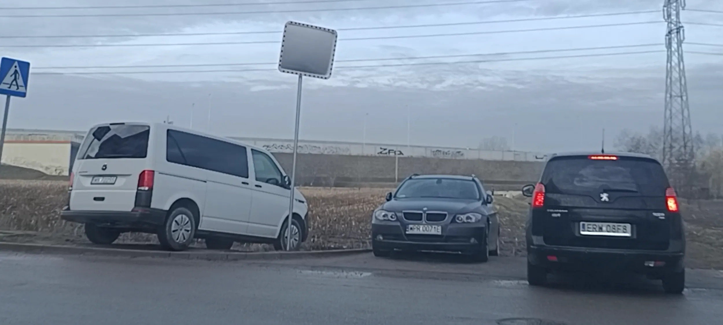 Dziunia nie wie że ma pierwszeństwo z prawej strony a potem parkuje w polu przy skrzyżowaniu, gdzie nie ma miejsc parkingowych.