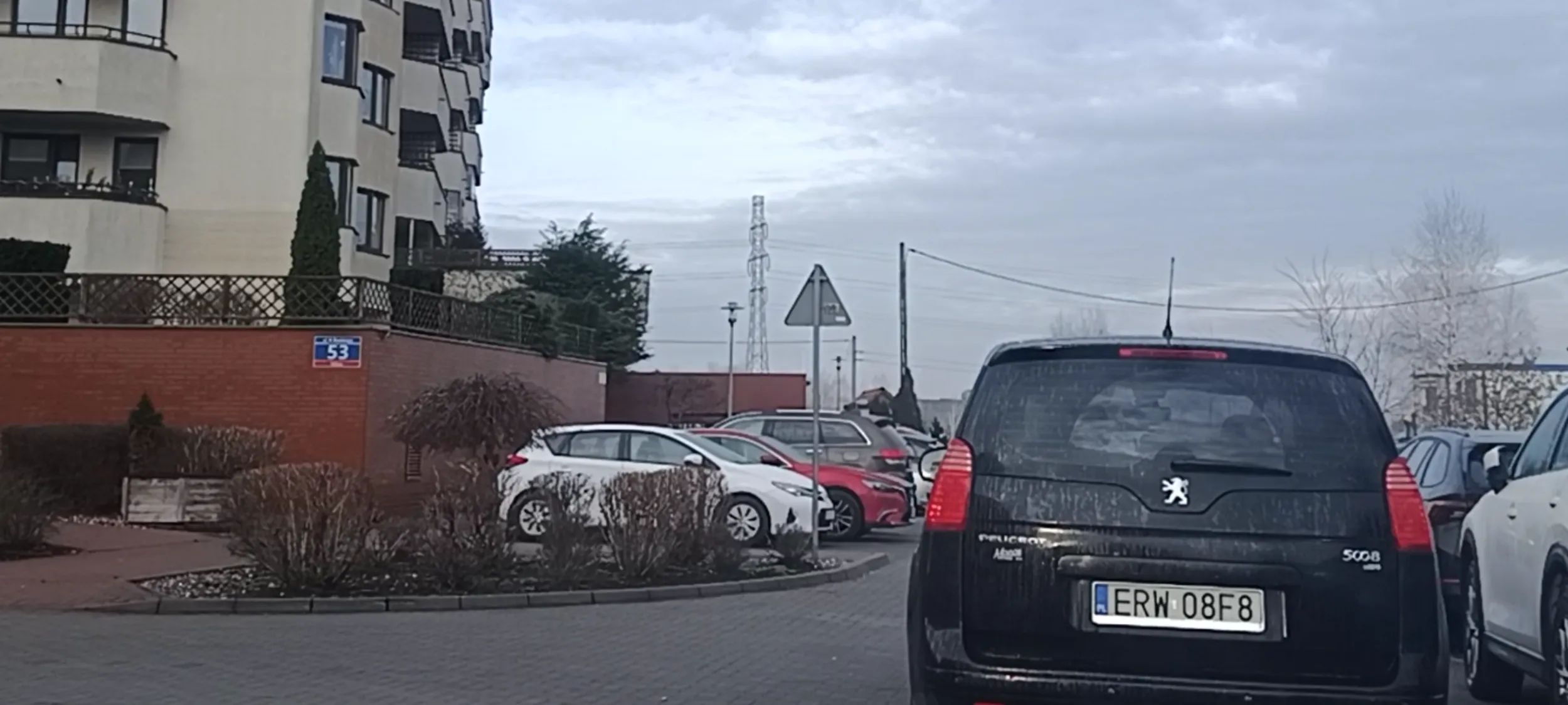 Dziunia nie wie że ma pierwszeństwo z prawej strony a potem parkuje w polu przy skrzyżowaniu, gdzie nie ma miejsc parkingowych.