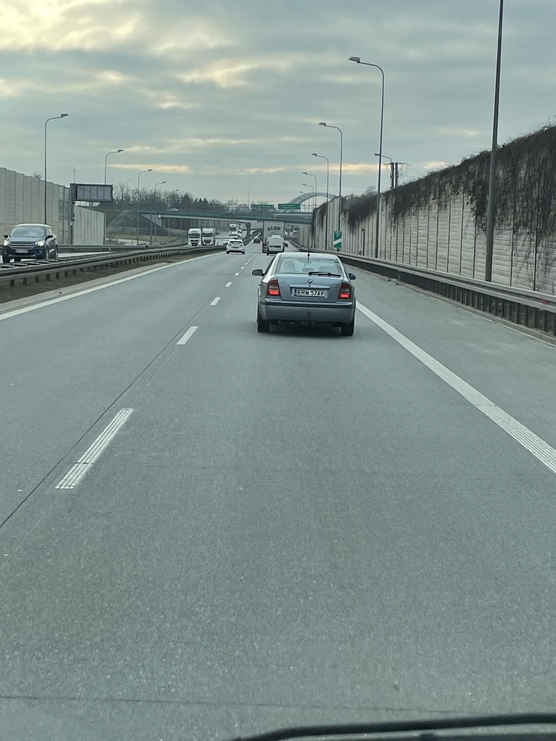 Chłop nie potrafi włączyć się do ruchu na autostradzie i później wielkie pretensje wyrażane środkowym palcem. Tym palcem to sobie wyciągnij rodzynki z dupy ;)