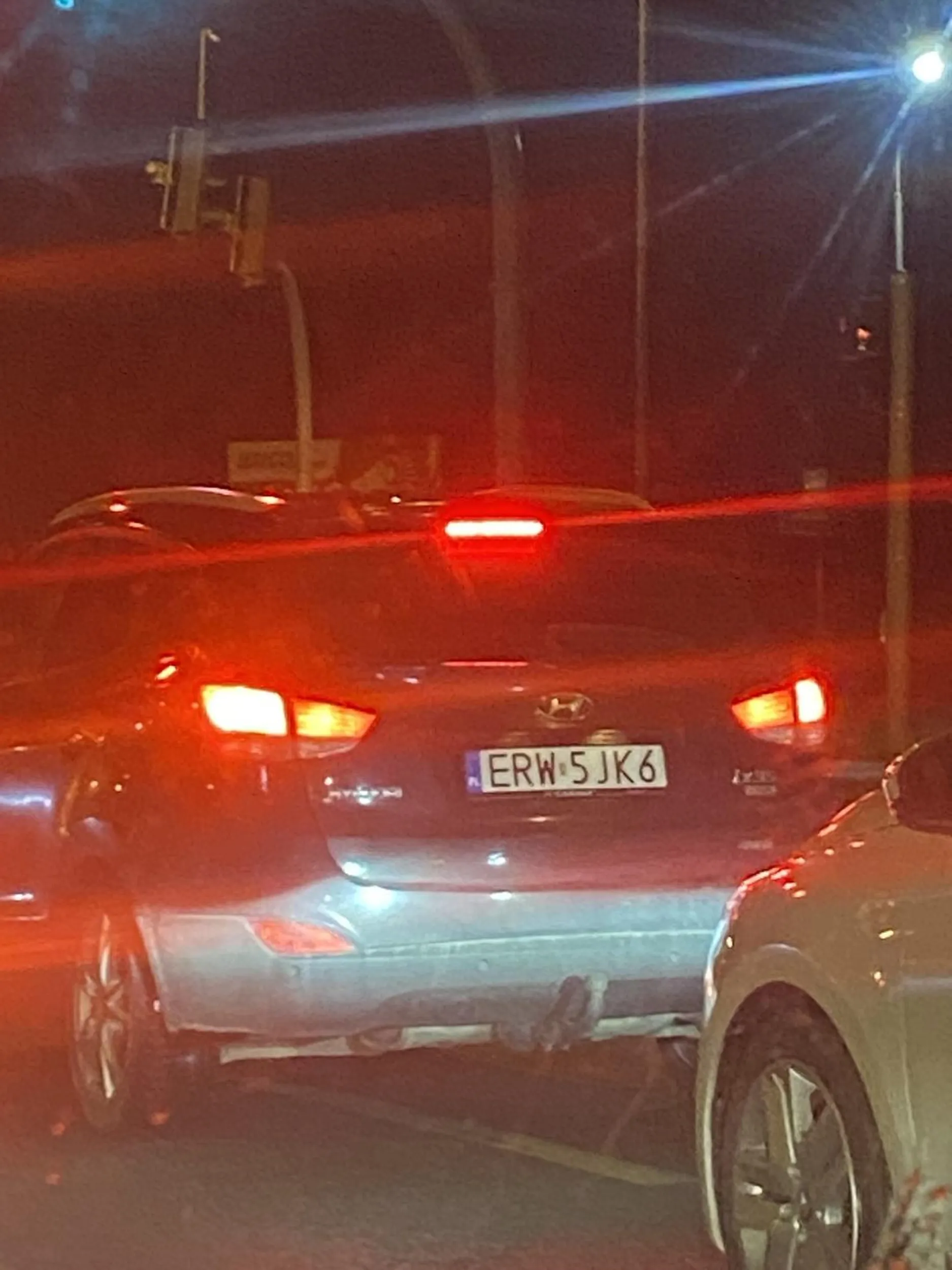 Przyjedzie do większego miasta i burak gdy ja włączam się do ruchu pasem włączeniowym przyspieszam znacznie to ten również musi pokazać swoją moc, lecz niestety trochę jej brakło. Jak by specjalnie nie pałował tego hiundaya to by nie było problemu. Nie pozdrawiam