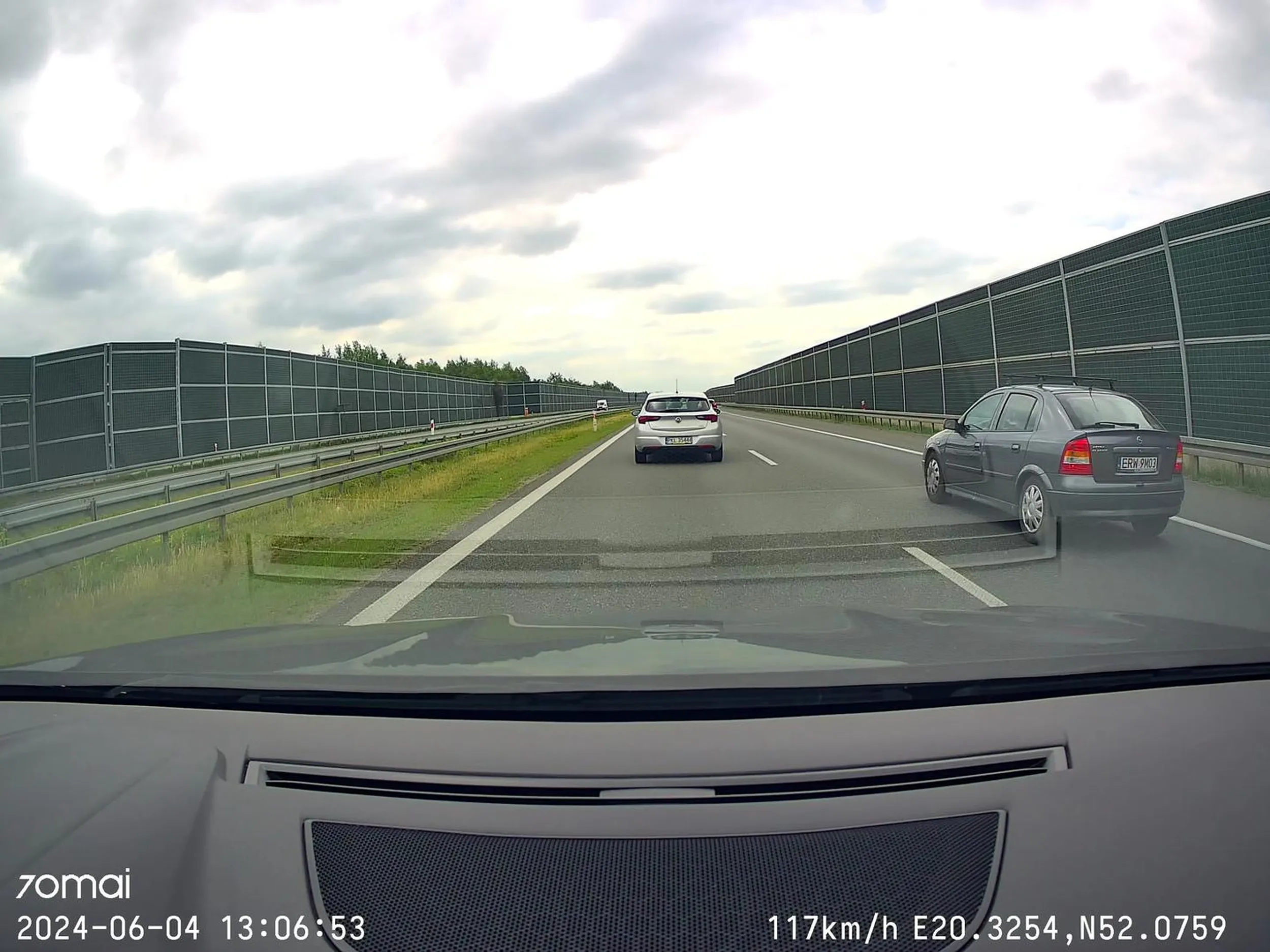 Kolego... rozumiem, że ci się spieszy na autostradzie ale to na prawdę nic nie da jek będziesz za mną jechał slalomem. Po pierwsze przede mną był sznur aut, po drugie nie będę zjeżdżał między ciężarowe by ciebie przepuścić. Też bym chciał aby mi zjechali bo też jadę szybciej ale cyrków nie odstawiam i cierpliwie czekam aż będzie można względnie bezpiecznie jechać szybciej.