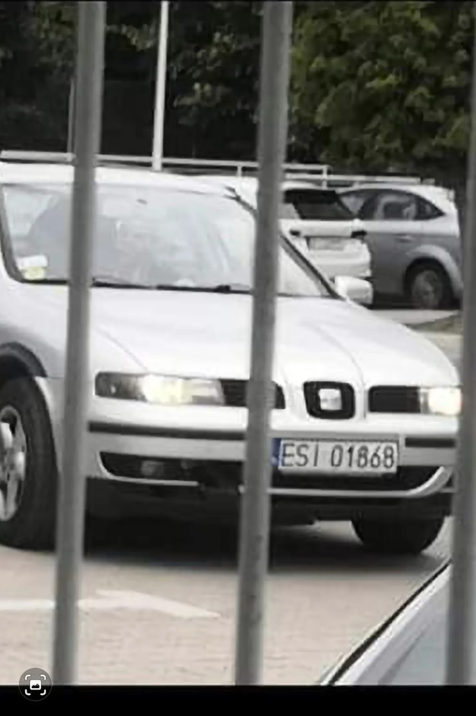 Gość przymierzał narzędzia do ogrodzenia. Po zrobieniu zdjęcia przez przechodnia spłoszył się i uciekł. Duże prawdopodobieństwo, że to złodziej. UWAŻAJCIE!