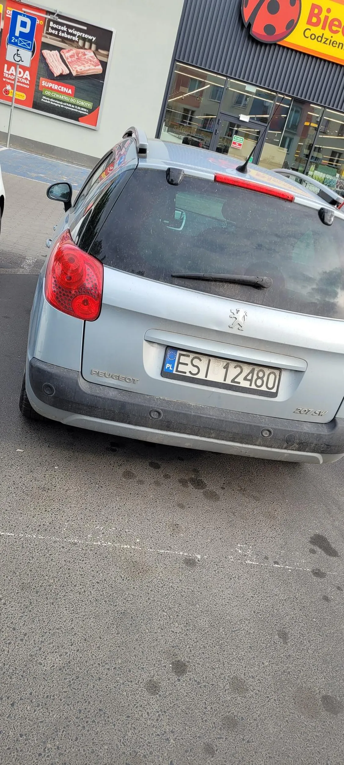 Uderza drzwiami w mój samochód po czym po moim zwróceniu uwagi robi to ponownie i nie ma sobie nic do zarzucenia.