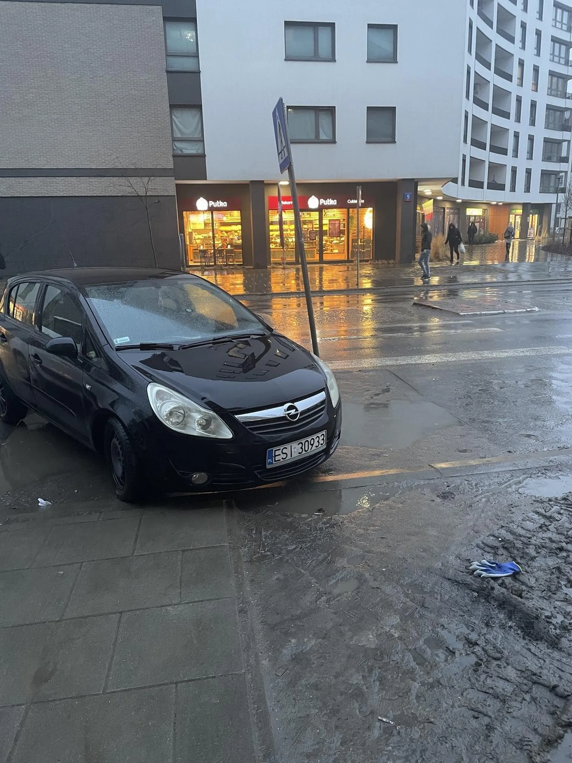 kierujący popisał się parkując na chodniku prowadzącym do przejścia dla pieszych radze uważać na drodze