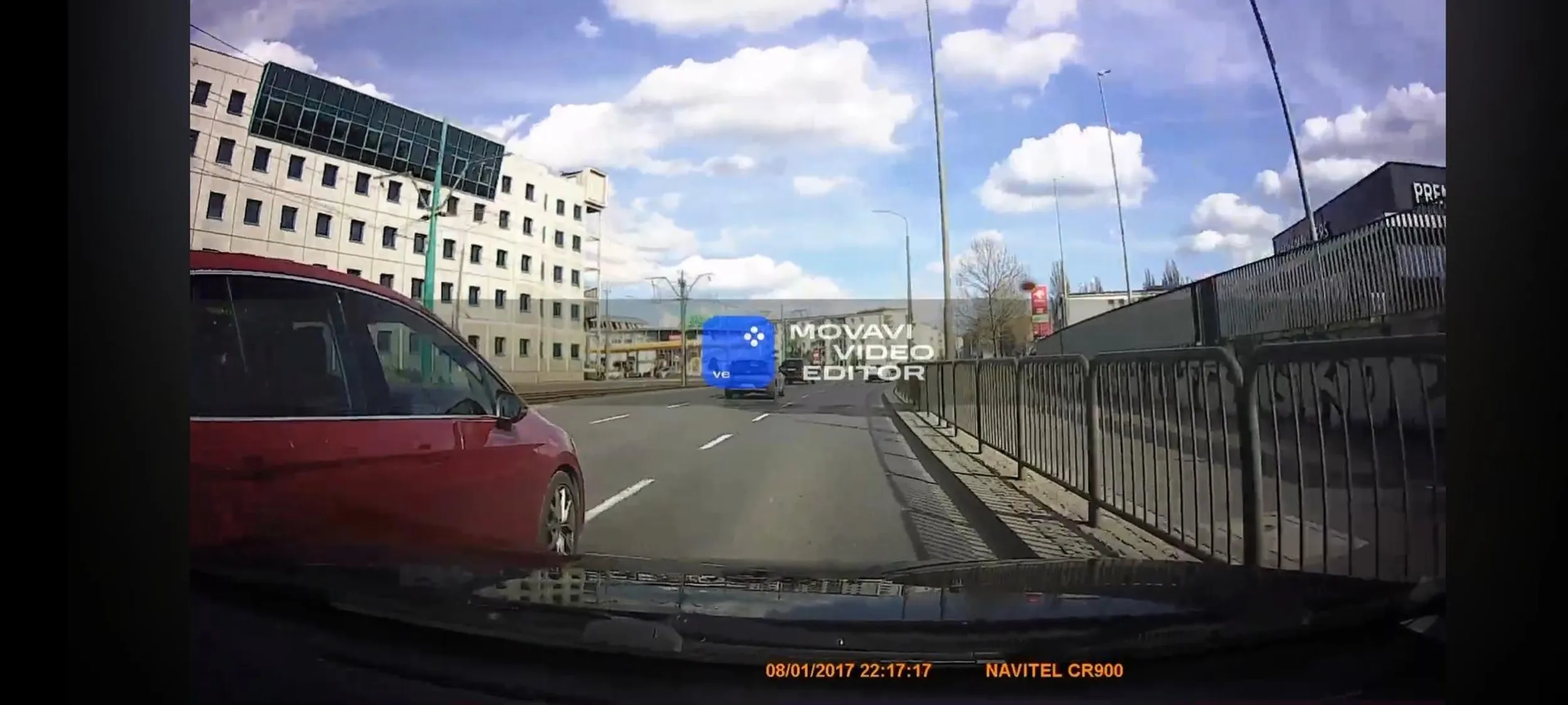 Kobieta prowadzaca tego VW zajechala dzisiaj pas. Po wszystkim nic sobie z tym nie zrobila, udajac, ze nie widzi problemu. Jezeli tak robi wszedzie, to wspolczuje mieszkancom Sieradza i okolic.