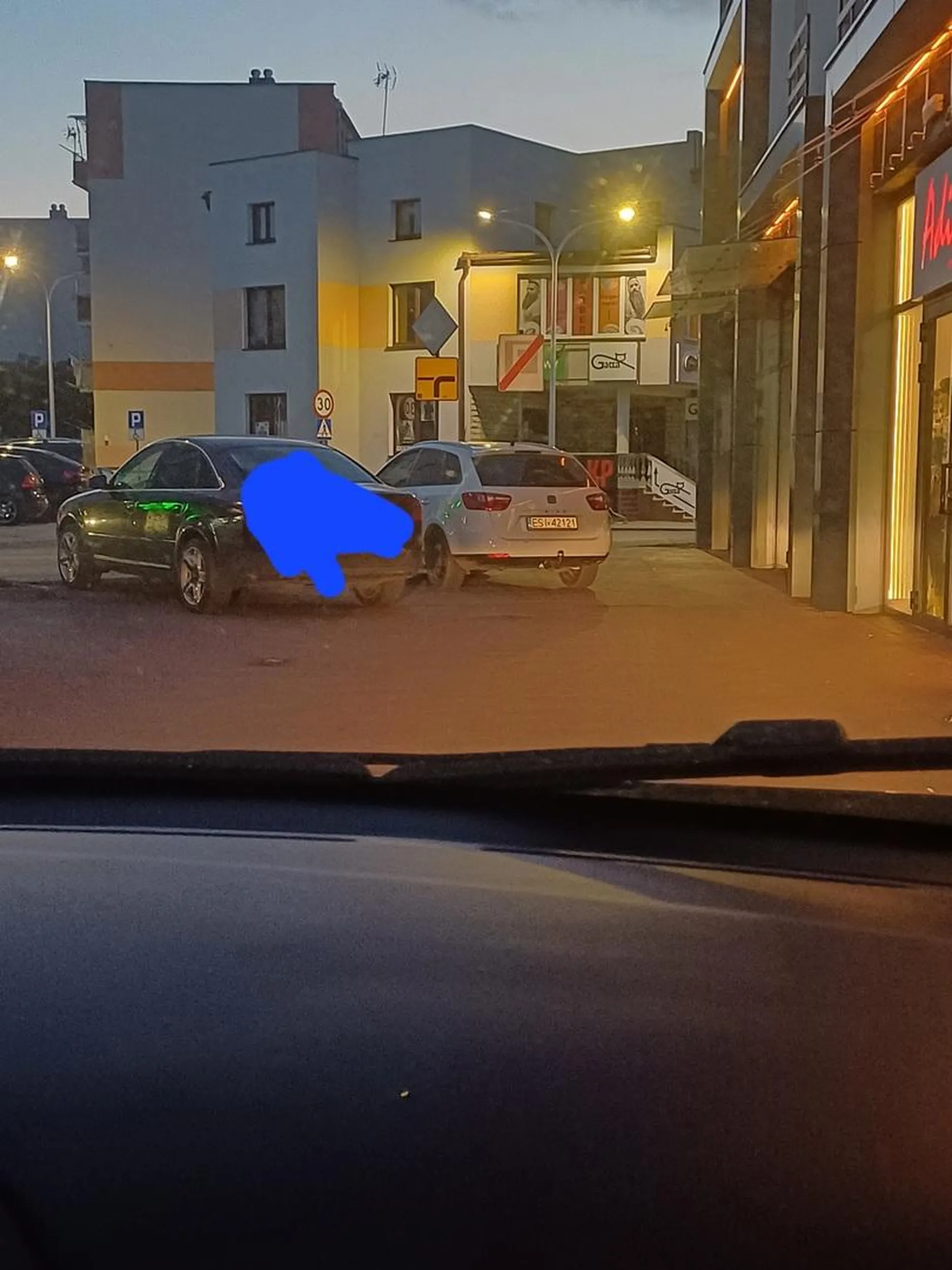 Kierowca skutecznie zablokował wyjazd z parkingu bo przecież on stanął i wyjedzie a reszta nie musi. Nie pozdrawiam