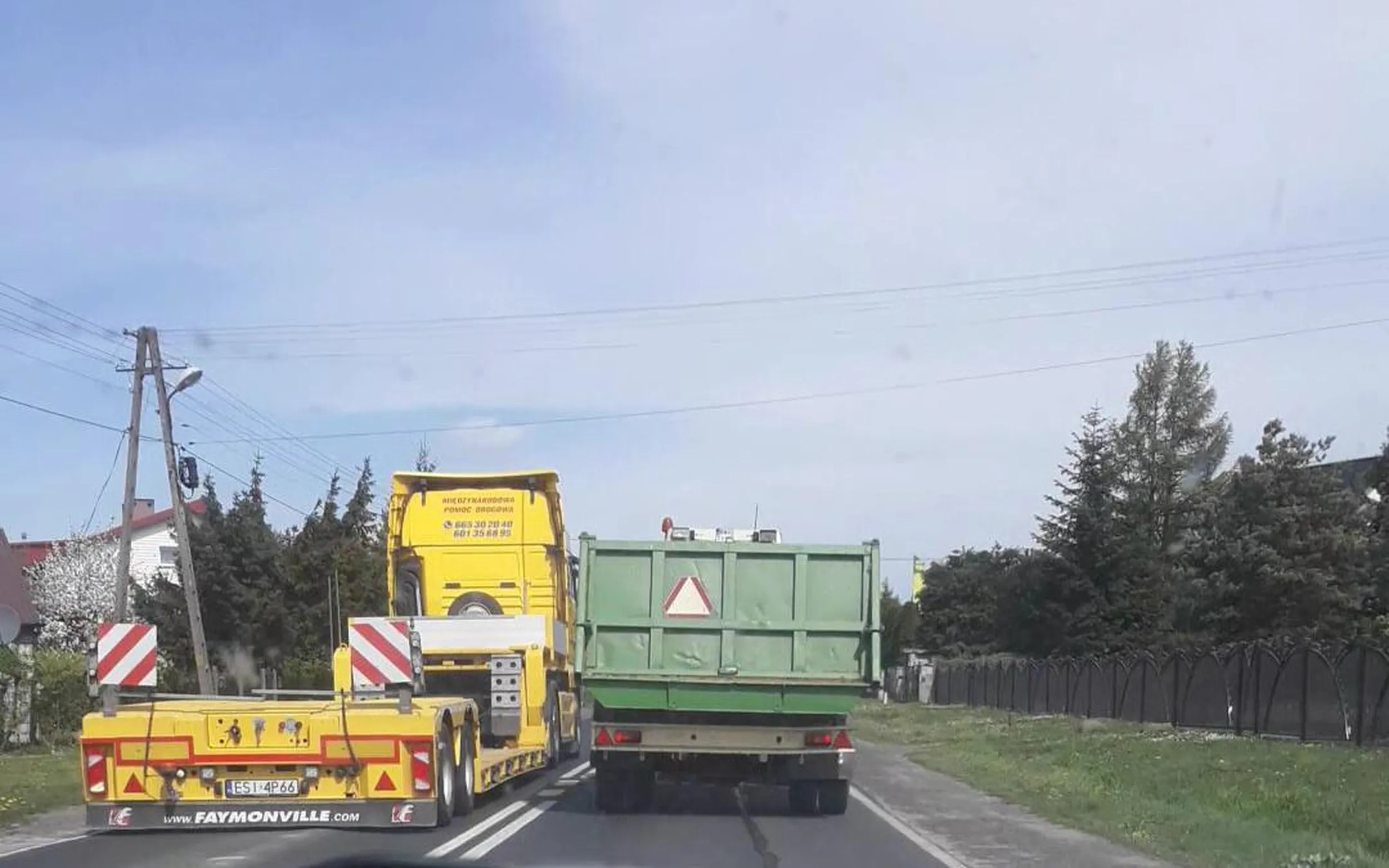 Pędzi przez obszar zabudowany, przekracza linię podwójną ciągłą.