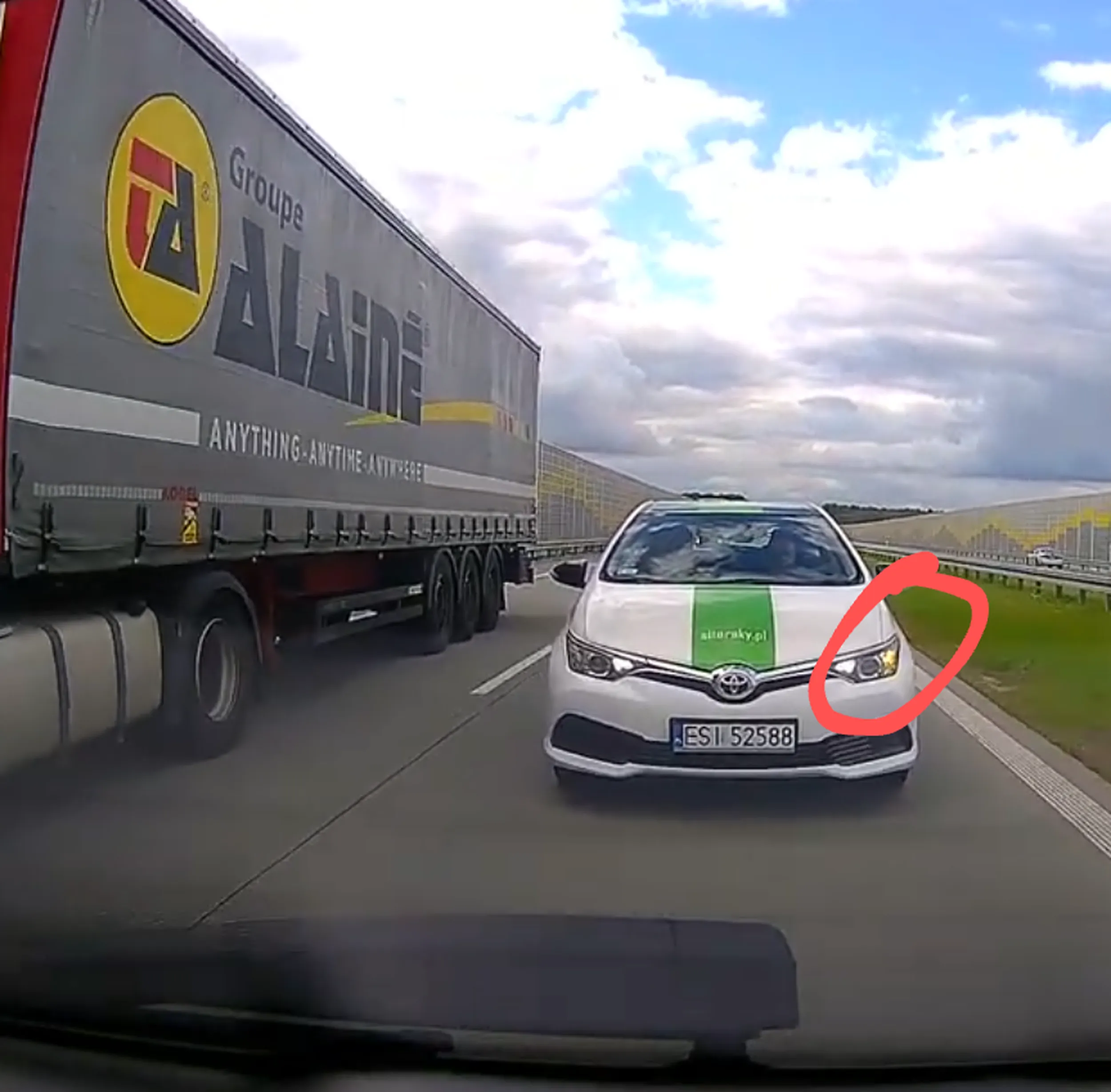 Na dwupasmowej drodze na pasie wewnętrznym przy prędkości ok. 110 km/h 3 metry za zderzakiem z włączonym lewym kierunkowskazem....