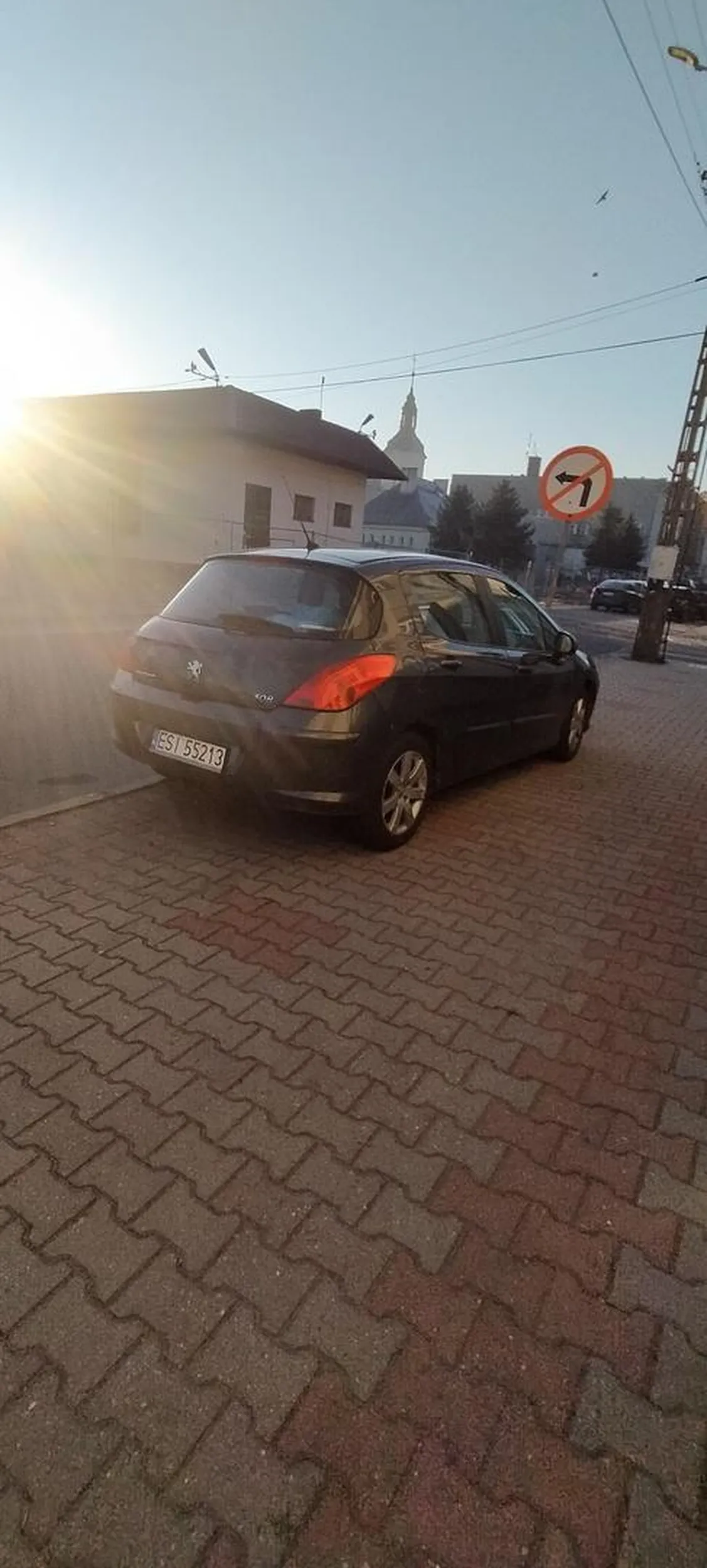 Kierowca stanął na chodniku mając gdzieś przystanek i przechodniów stojących na chodniku. Jak ci kierowcy zdają prawo jazdy