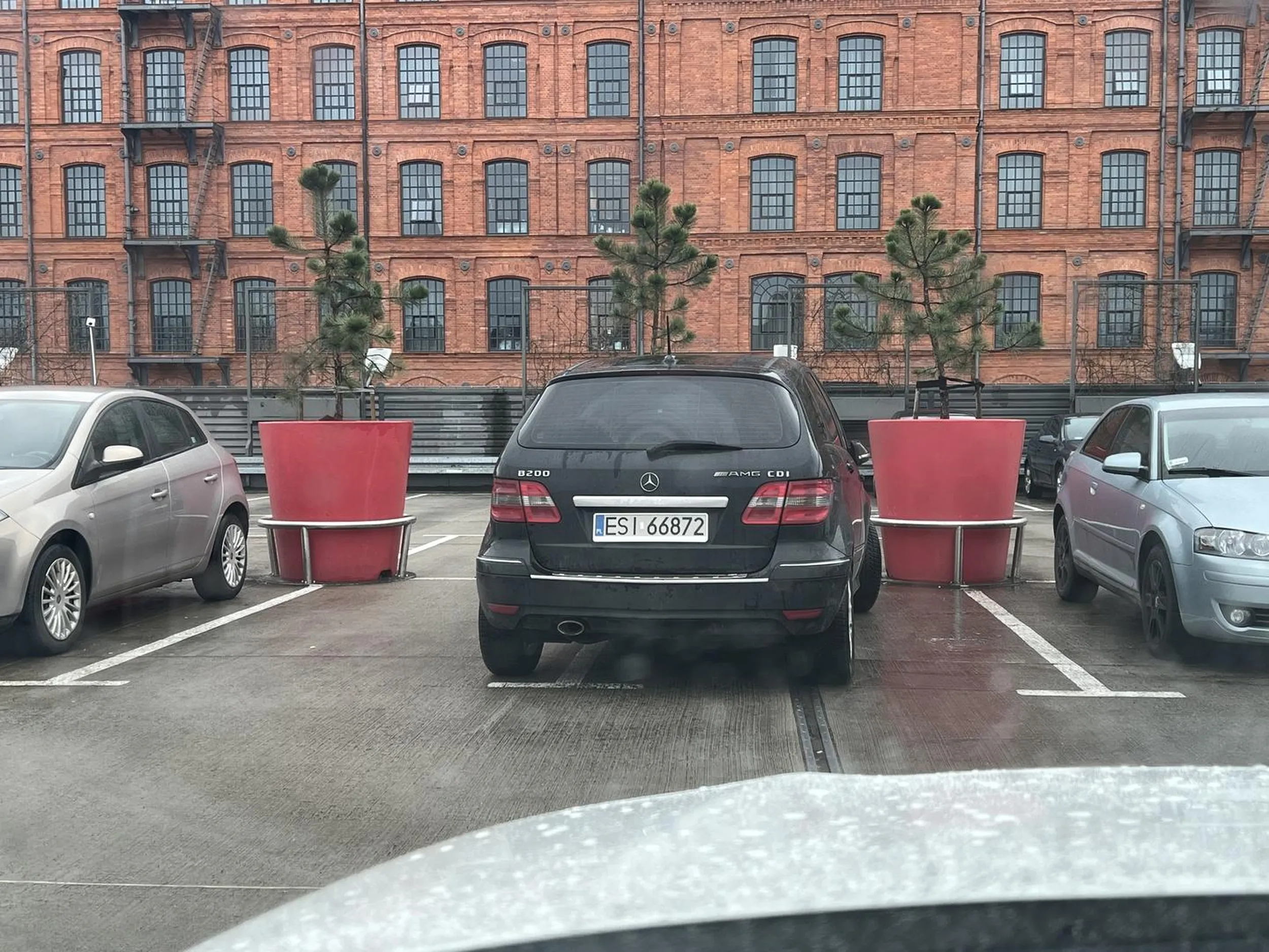 A rozpierdole się na dwóch miejscach w końcu mam naklejkę AMG więc się należy. Właściciel do odjebania raczej nie ma ratunku dla tej jednostki