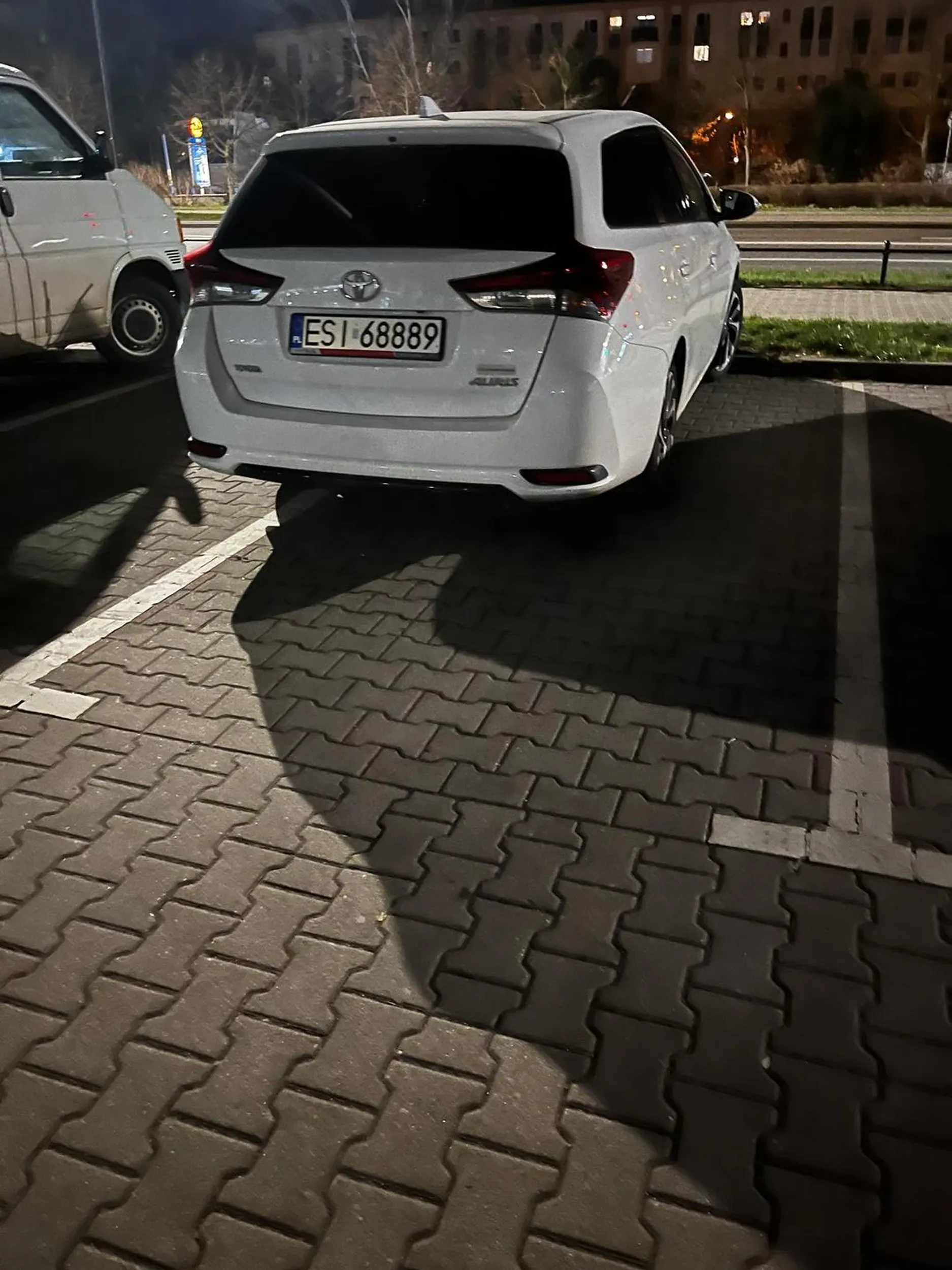 Następnym razem jak zostawiasz samochód na tydzień to polecam zająć jeszcze ze 2 miejsca. W tej okolicy i tak  problem z parkowaniem