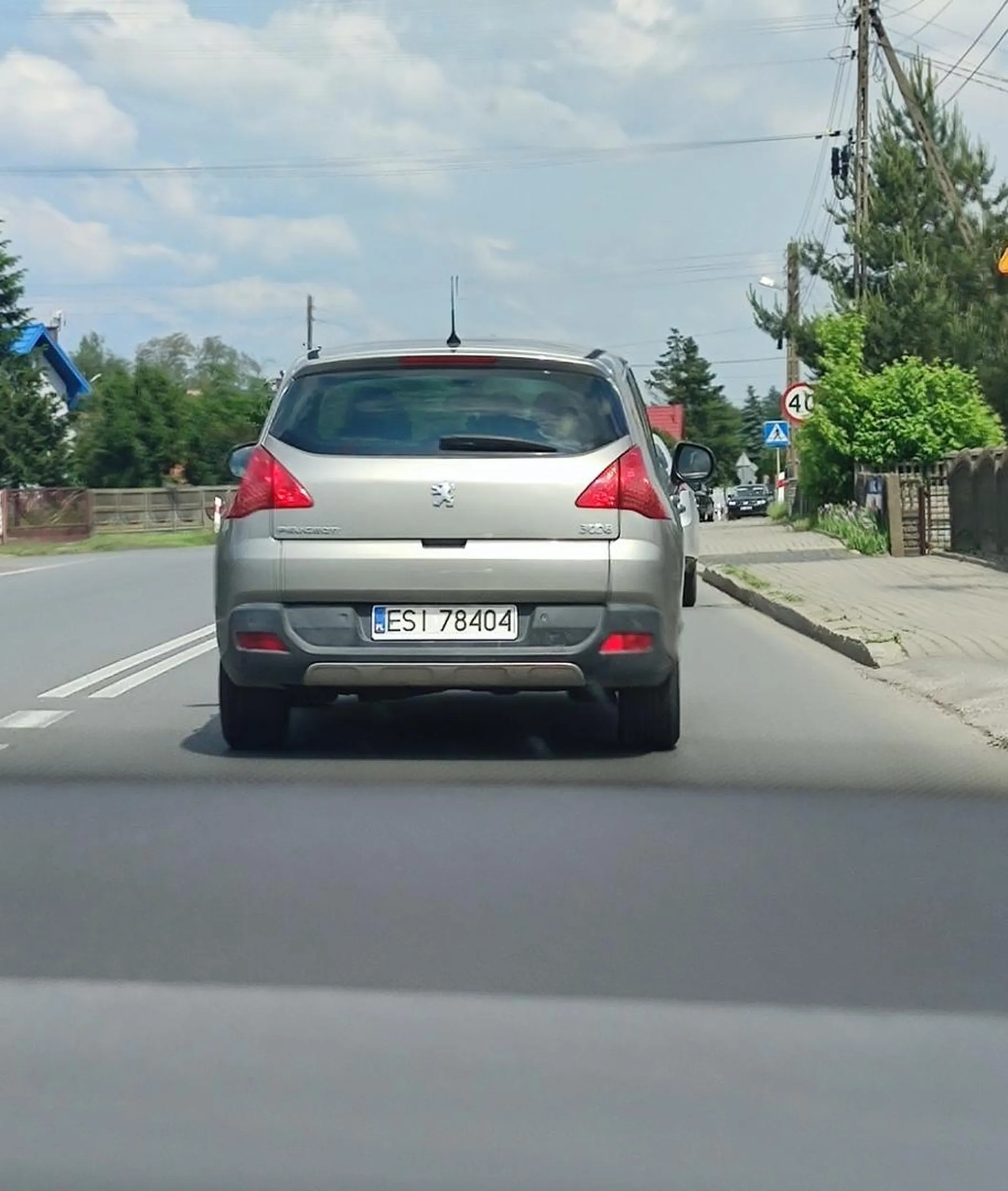 Nie polecam kierowcy z IQ mniejszym od majonezu wyprzedzającego na 3-ciego na podwójnej ciągłej w terenie zabudowanym. Chce wyprzedzać a nie ma czym kulturalnie rekompensując sobie to wystawieniem środkowego palca