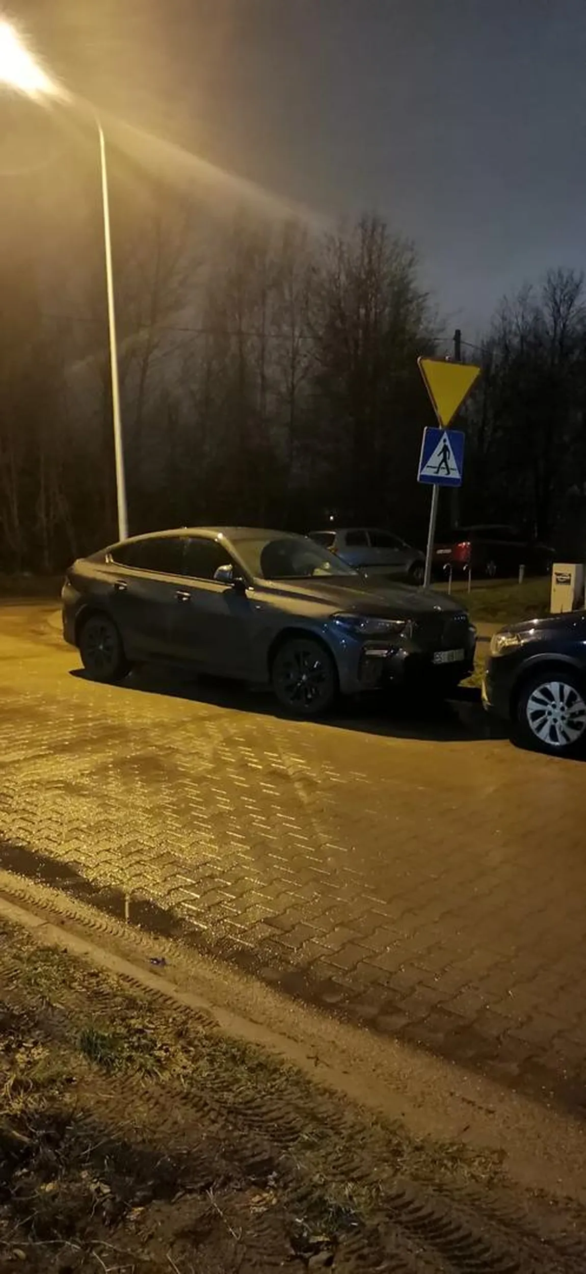 Kierowca im ma lepsze auto tym mniejsza wyobraźnię. Zajmuje 3/4 przejścia dla pieszych. Zaparkowany 2m od skrzyżowania. Zero widoczności w deszczowa pogodę.