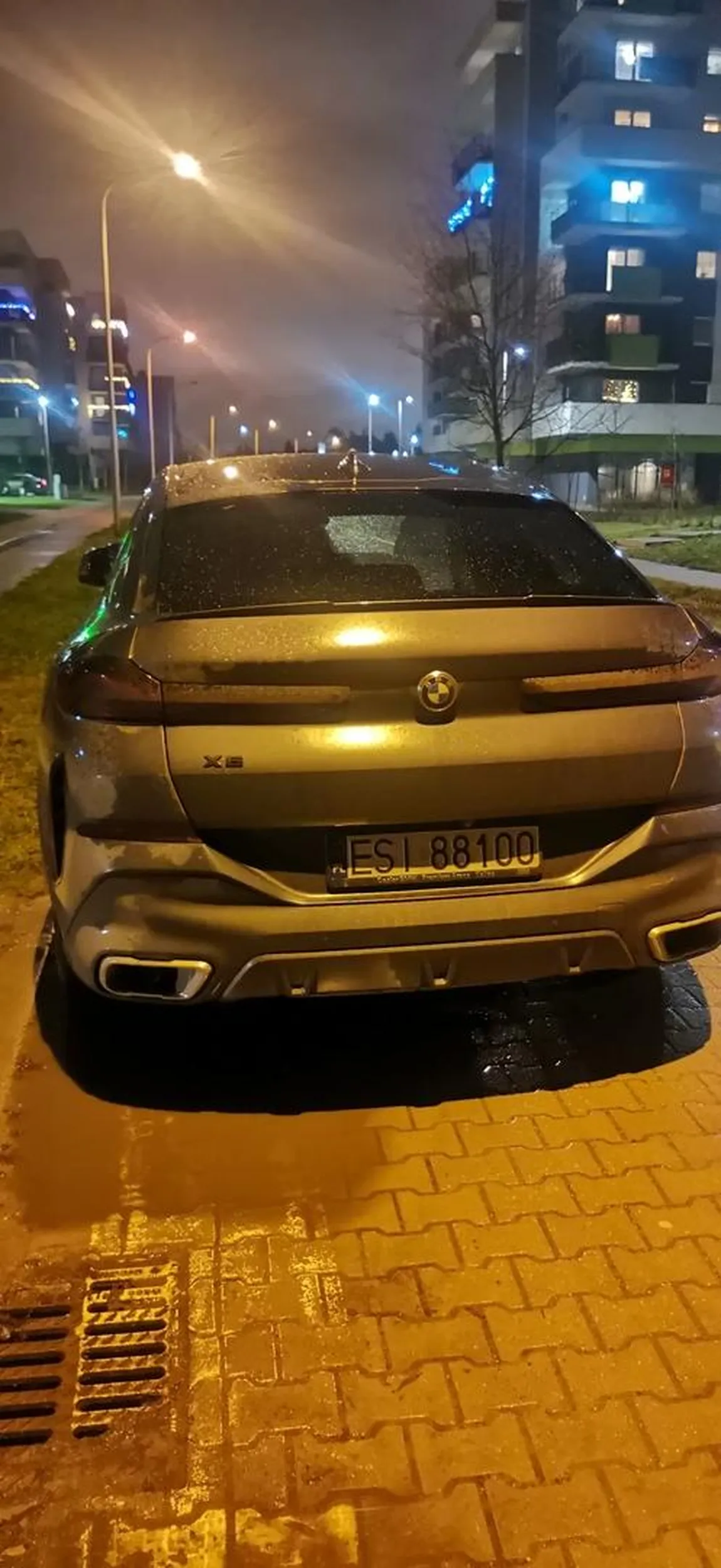 Kierowca im ma lepsze auto tym mniejsza wyobraźnię. Zajmuje 3/4 przejścia dla pieszych. Zaparkowany 2m od skrzyżowania. Zero widoczności w deszczowa pogodę.