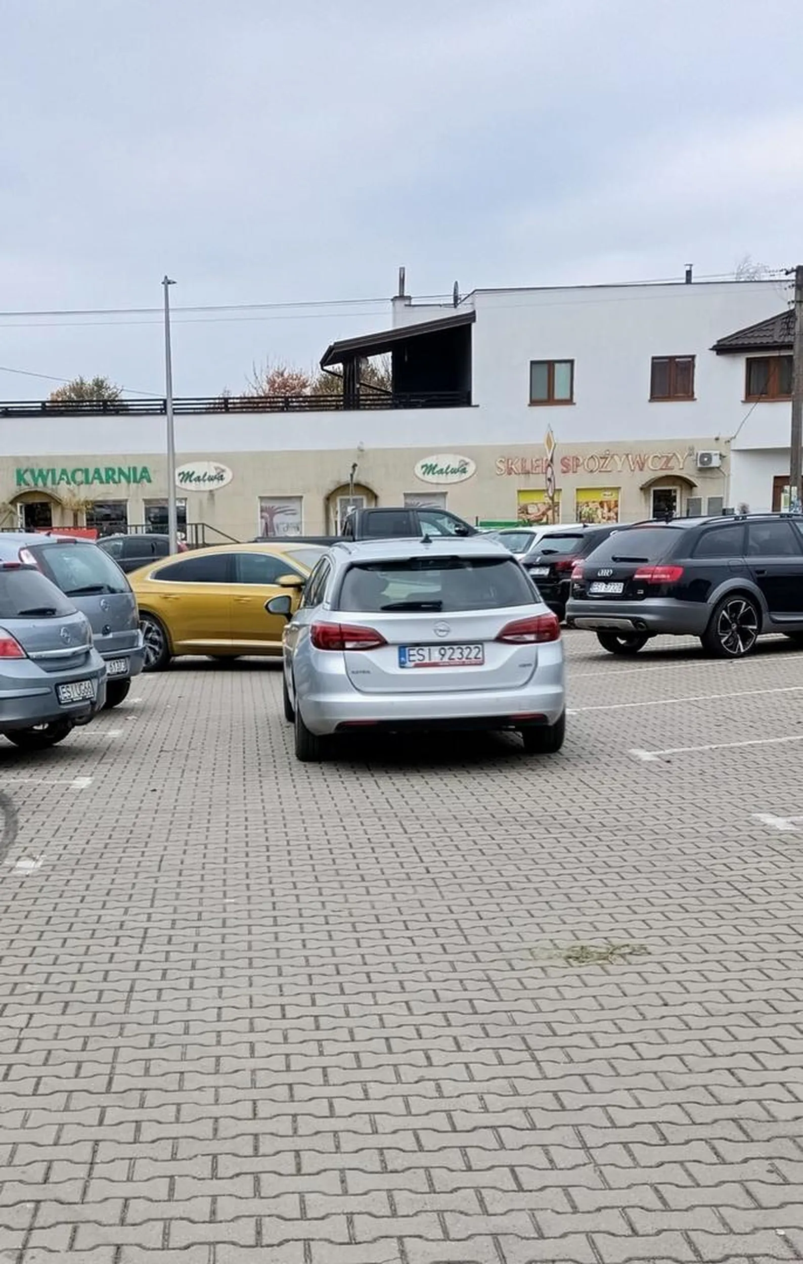Szedłem przez parking z małym dzieckiem, wariat jadąc z nad przecieka walnął mnie lusterkiem. Zatrzymał auto i jeszcze miał pretensje, że źle chodzę :)