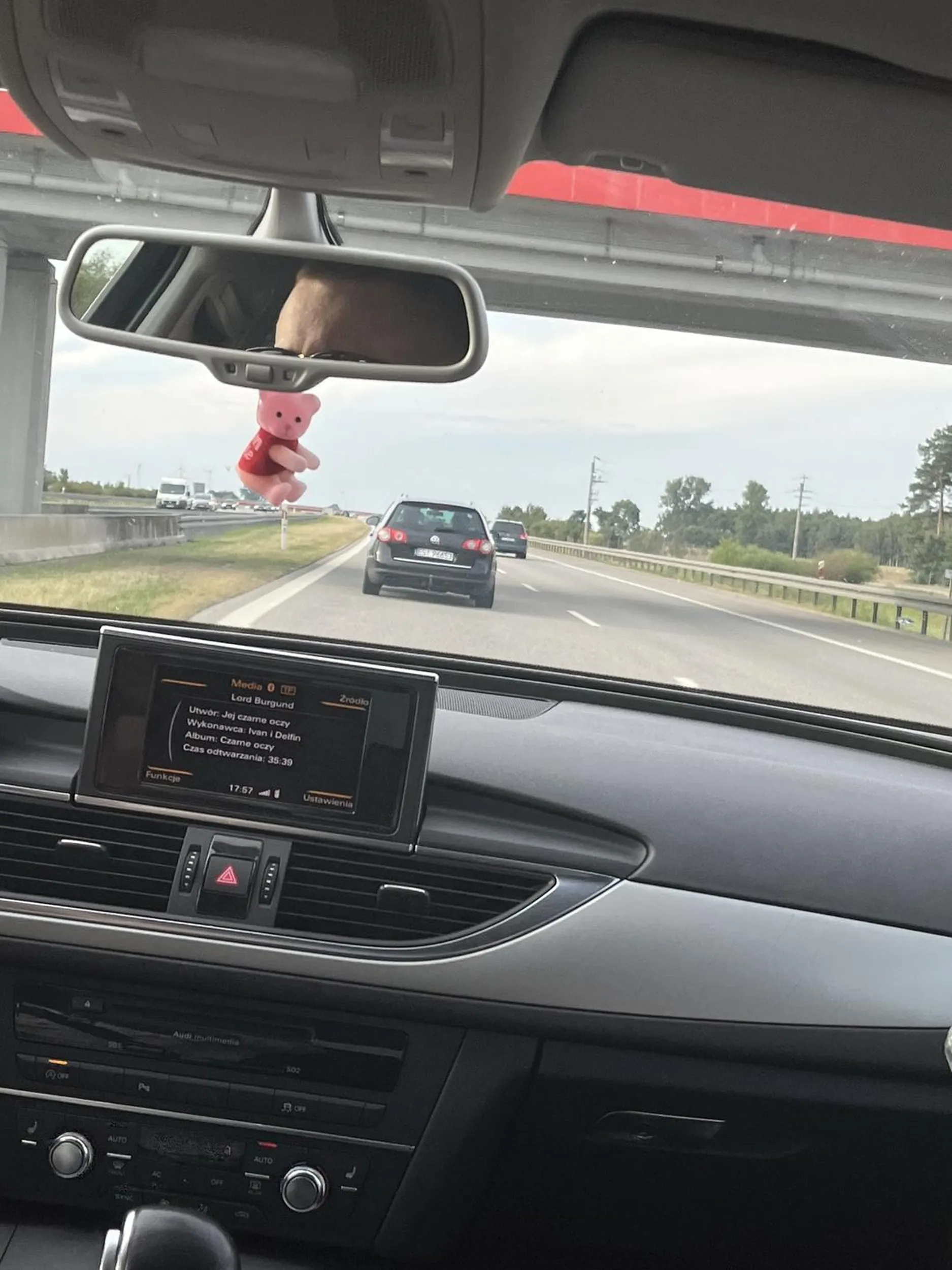 Gość jedzie 100 km lewym pasem, każdy przed niego wjeżdża i wyprzedza samochody ciężarowe a lewy pas jest ciągle blokowany