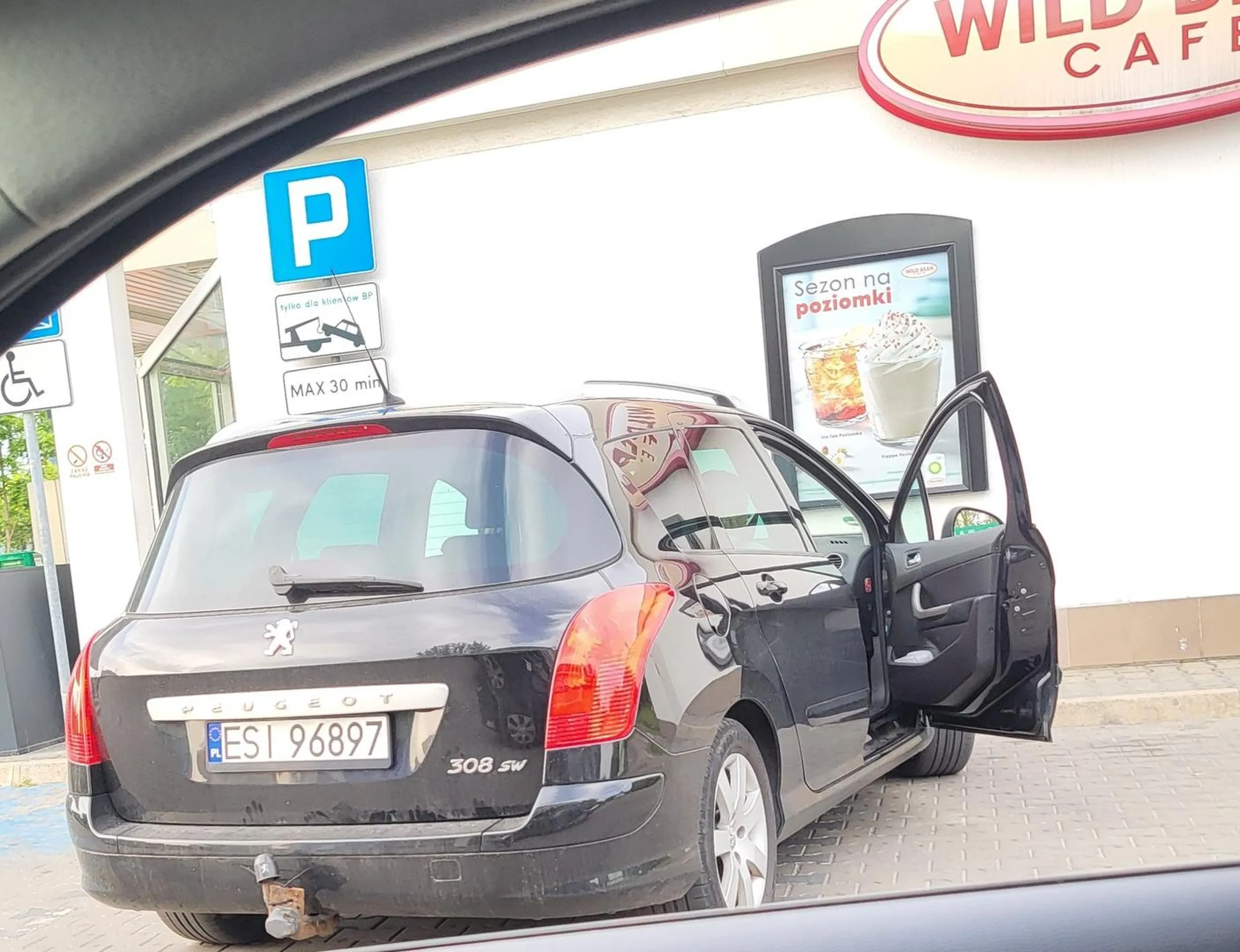 2 kobitki stoją na 2 miejscach w godzinach szczytu przy stacji BP przy Al. Solidarności. Tymczasem przy stacji są tylko 3 miejsca parkingowe i każdy kto przyjechał w celu np skorzystania z ubikacji czy przerwy w podróży, nie mógł skorzystać z drugiego miejsca, ponieważ Panie chamsko otworzone drzwi i jedzą jedzenie stojąc na dwóch miejscach parkingowych. Mam nadzieję, że zobaczą to zdjęcie i nie będą tak już robić