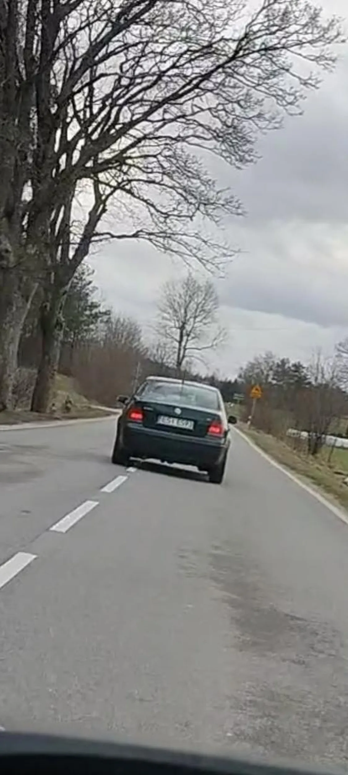 VW Bora w kolorze ciemno zielonym. Pan w okularach ewidentnie prowadził pojazd pod wpływem alkoholu, zjeżdżał na przeciwny pas, łapał pobocze, kilkukrotnie o mały włos doprowadziłby do wypadku.