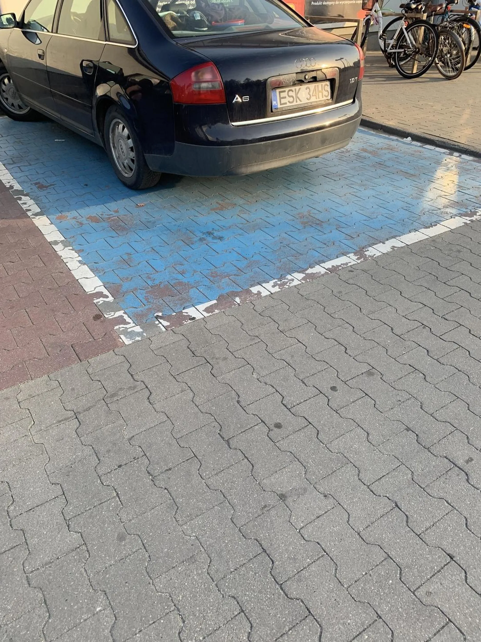 Parkuje na miejscu dla niepełnosprawnych (brak karty za szybą). Kierowca poszedł na zakupy a w aucie dwoje małych dzieci bez opieki