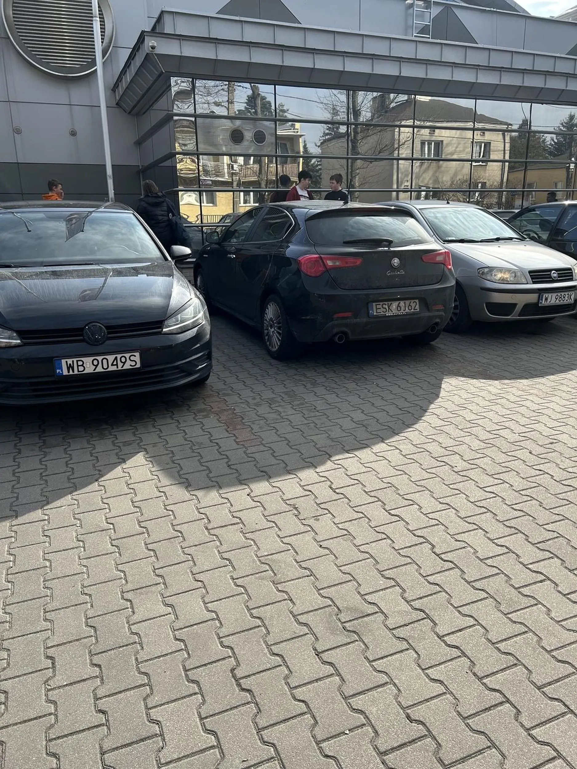 Parkuje na 2 miejsca pod basenem