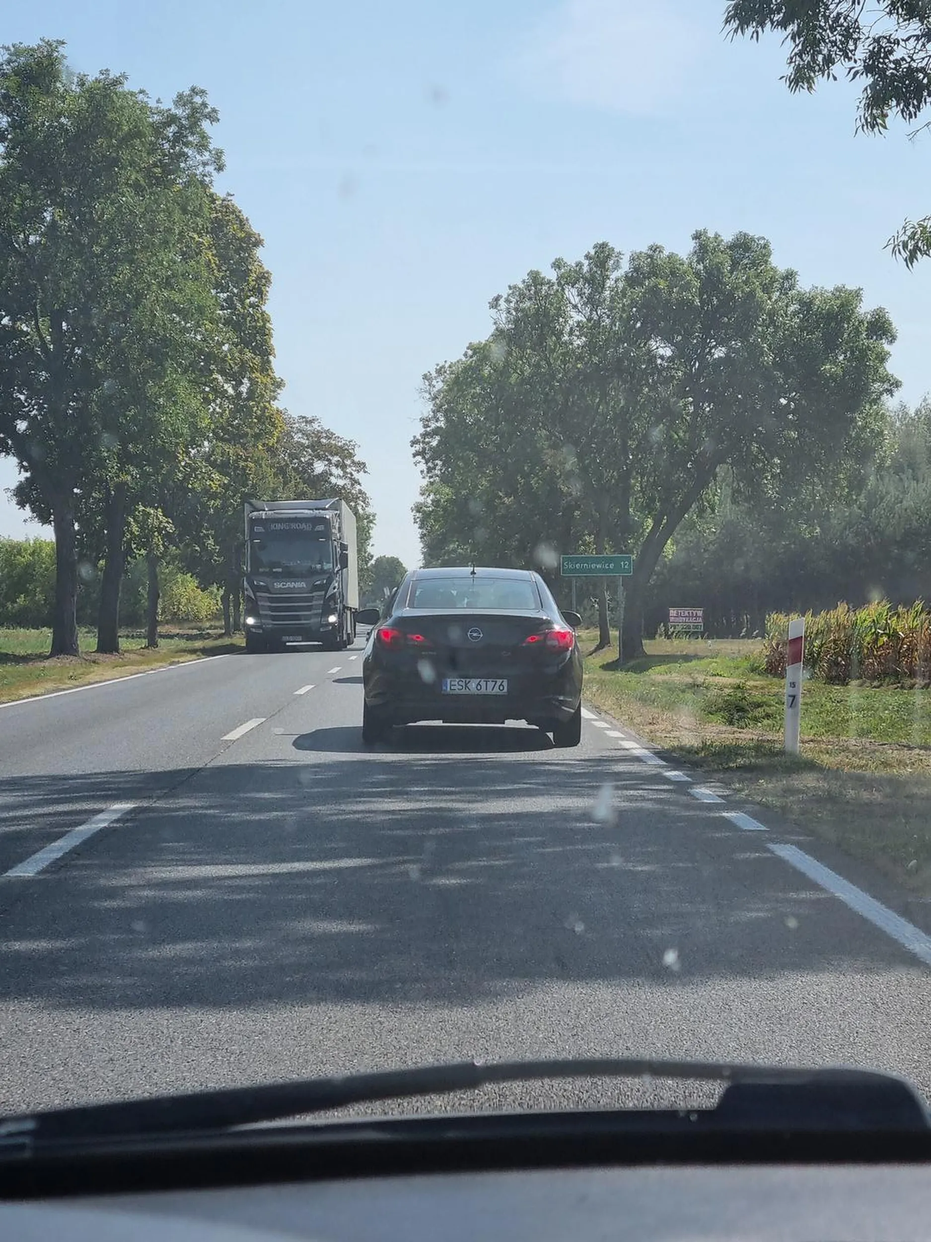 Teren zabudowany, podwójna ciągła, skrzyżowanie, a kobieta w aucie wyprzedza bo jej się spieszy..