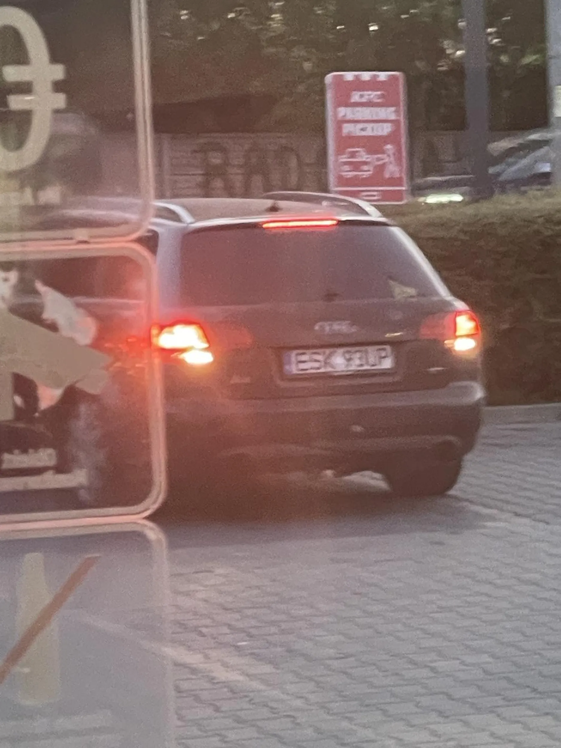 Zlodziej zmiec dnia 06.09 w action w radomiu ukradl stos rzeczy, brudas smiec wstydz sie pecie