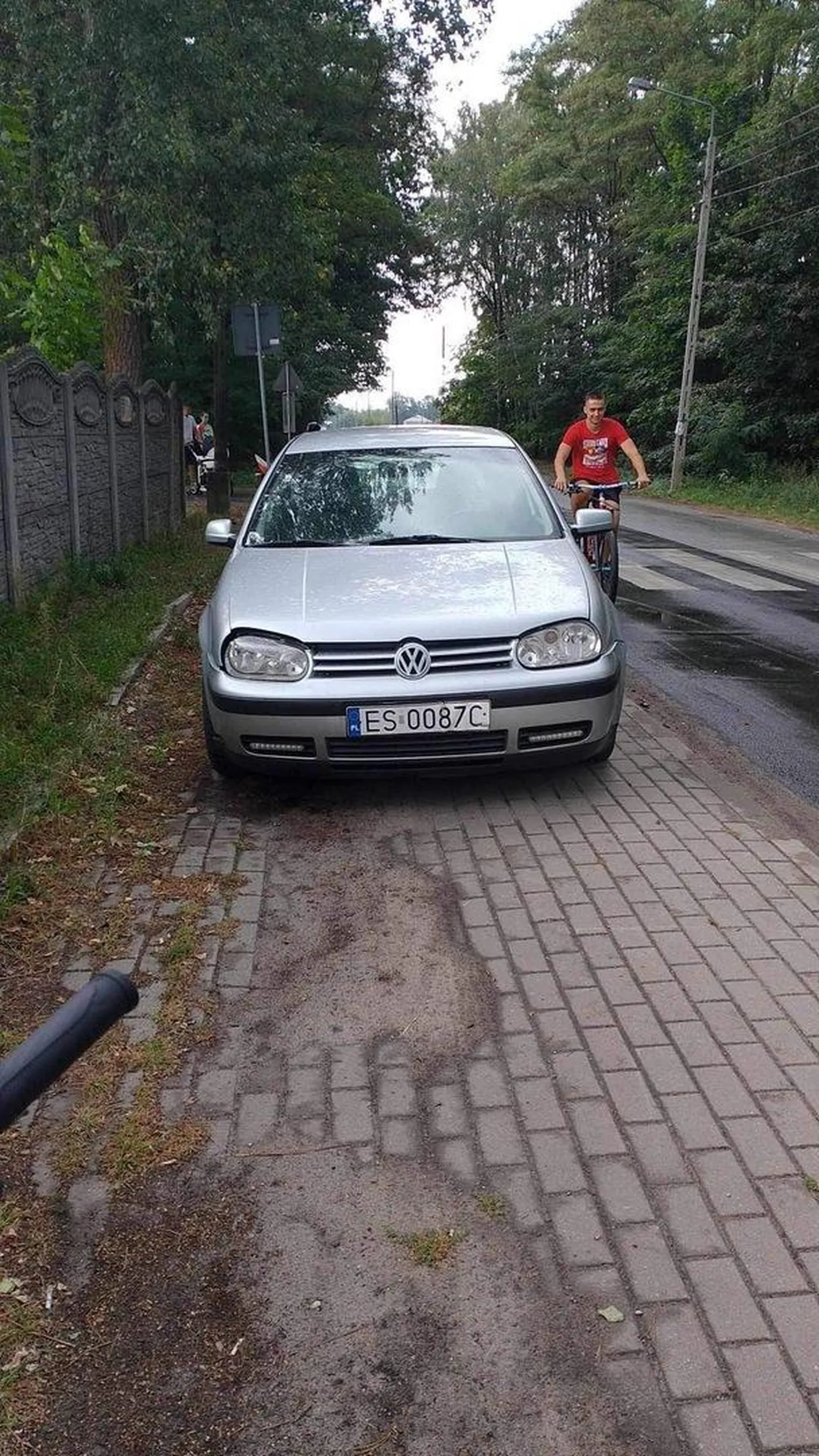 kierowca z golfa jezdzi pijany i bzyka sie z lysymi panami na poboczu utrudniajac ruch drogowy