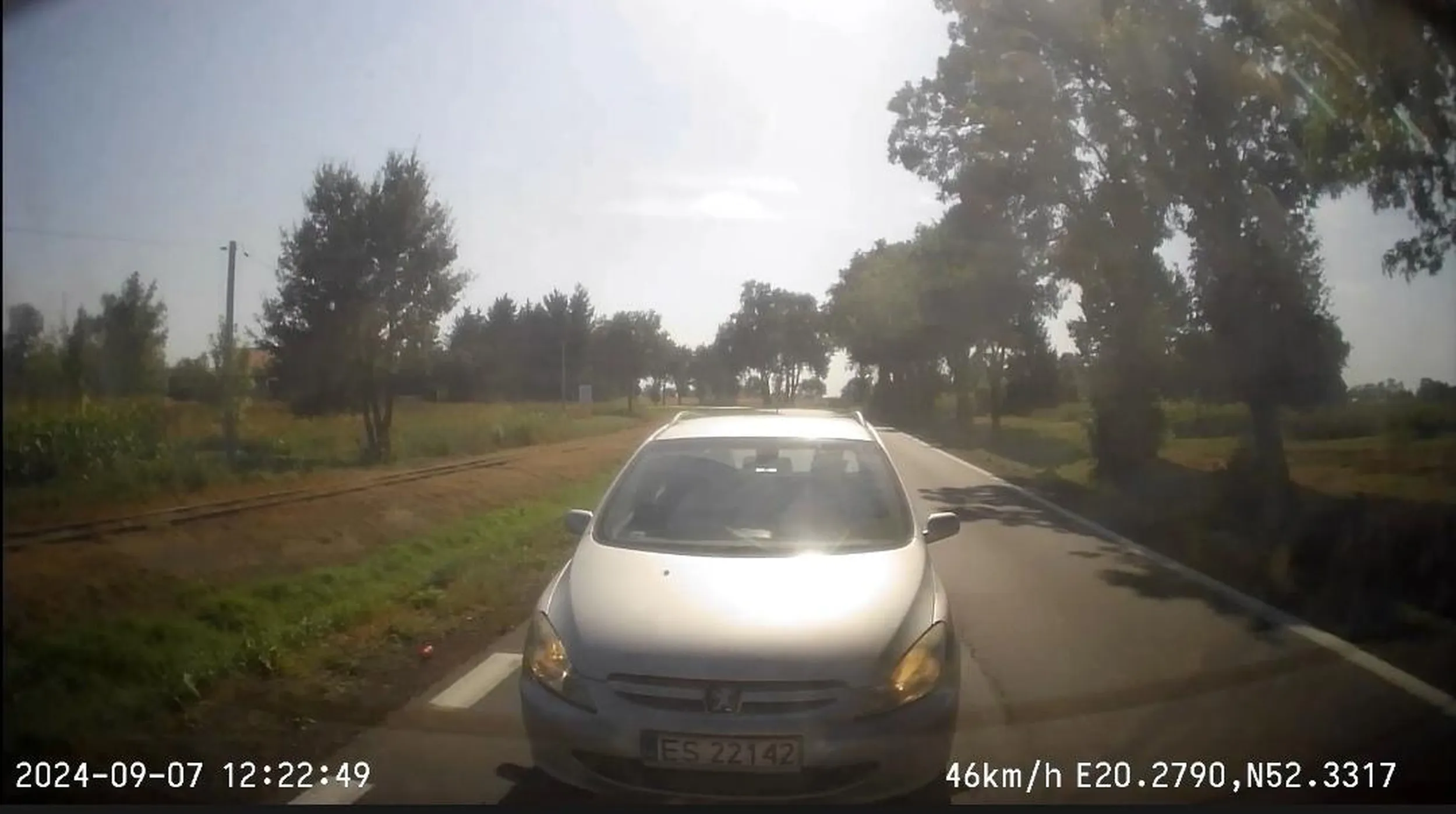 Nikt ci głąbie nie powiedział, że nie rozpoczyna się manewru wyprzedzania kiedy pojazd przed tobą ma już włączony kierunkowskaz w lewo? Włącz też czasem swoje, a nie latasz po drogach jak smród po gaciach. I trzymaj większy odstęp, nie chcę mieć twojej maski odbitej na zderzaku!