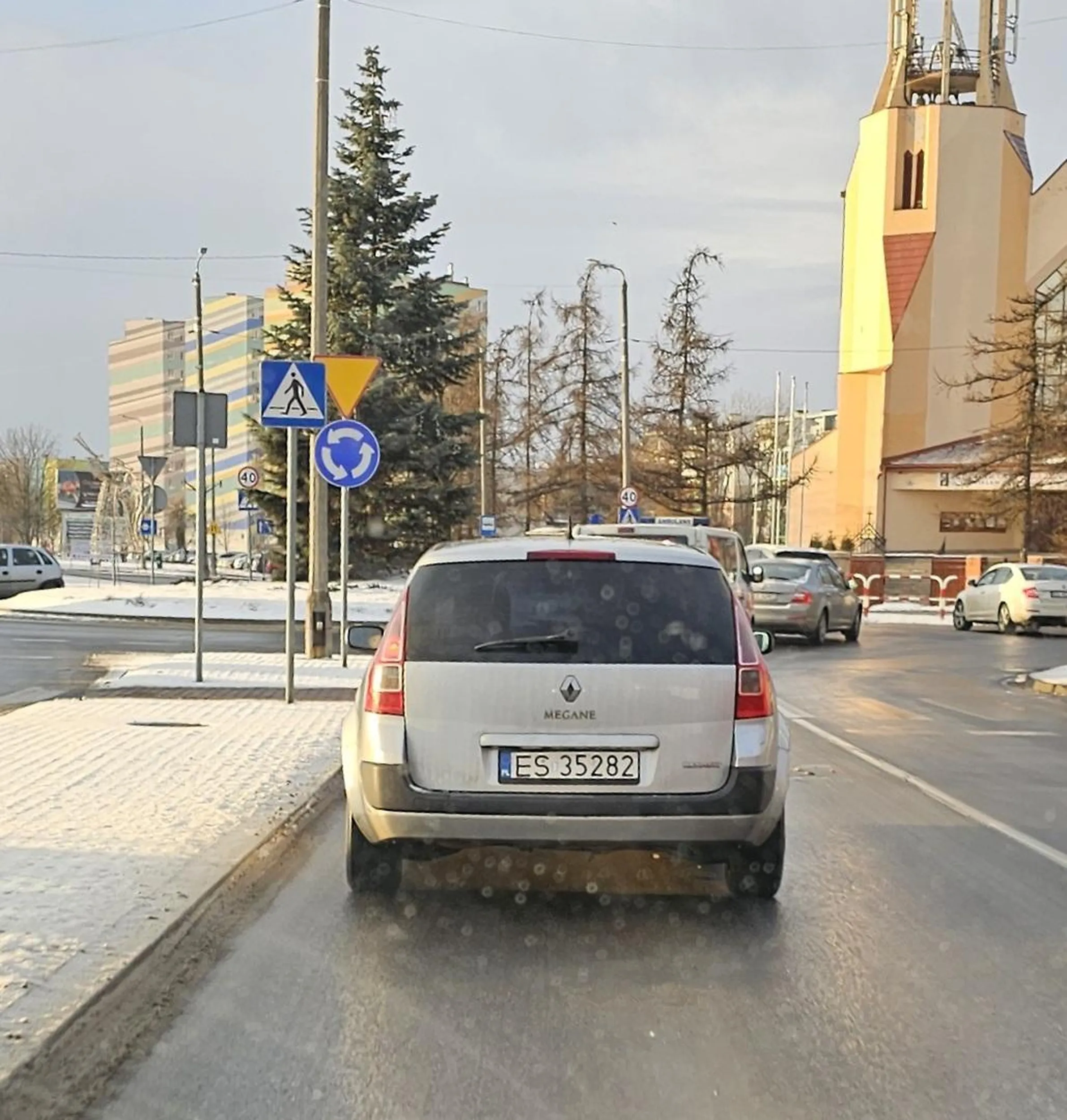Dziadek zajeżdża drogę i jeździ po krawężnikach