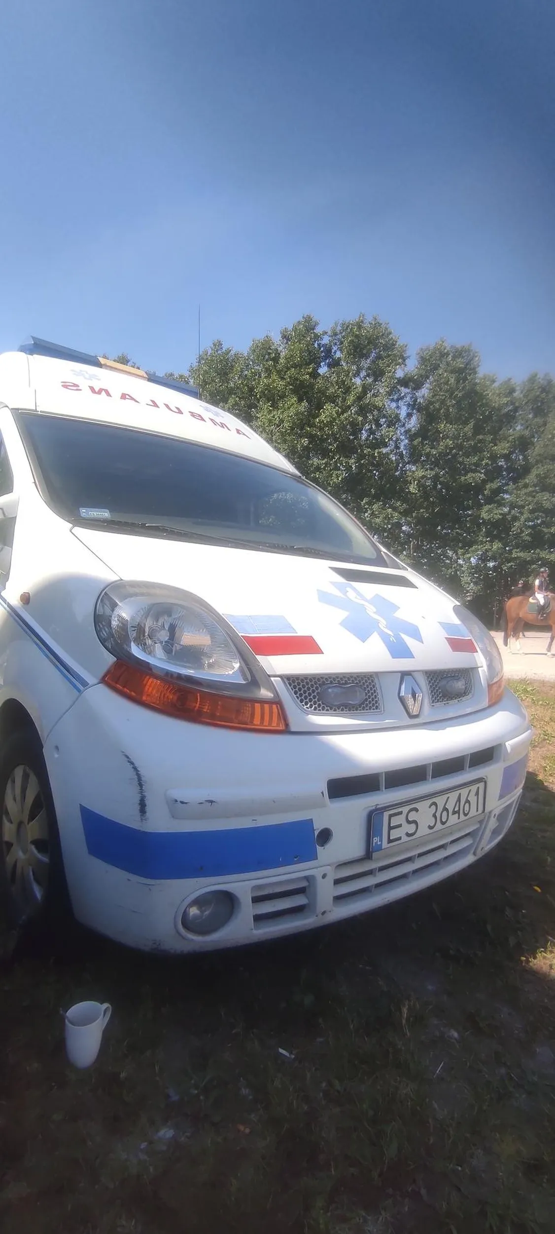 Wjechał tym starym strupem w moje nowe BMW wymuszając pierwszeństwo  gdy używał jakiś sygnałów dźwiękowych i świetlnych