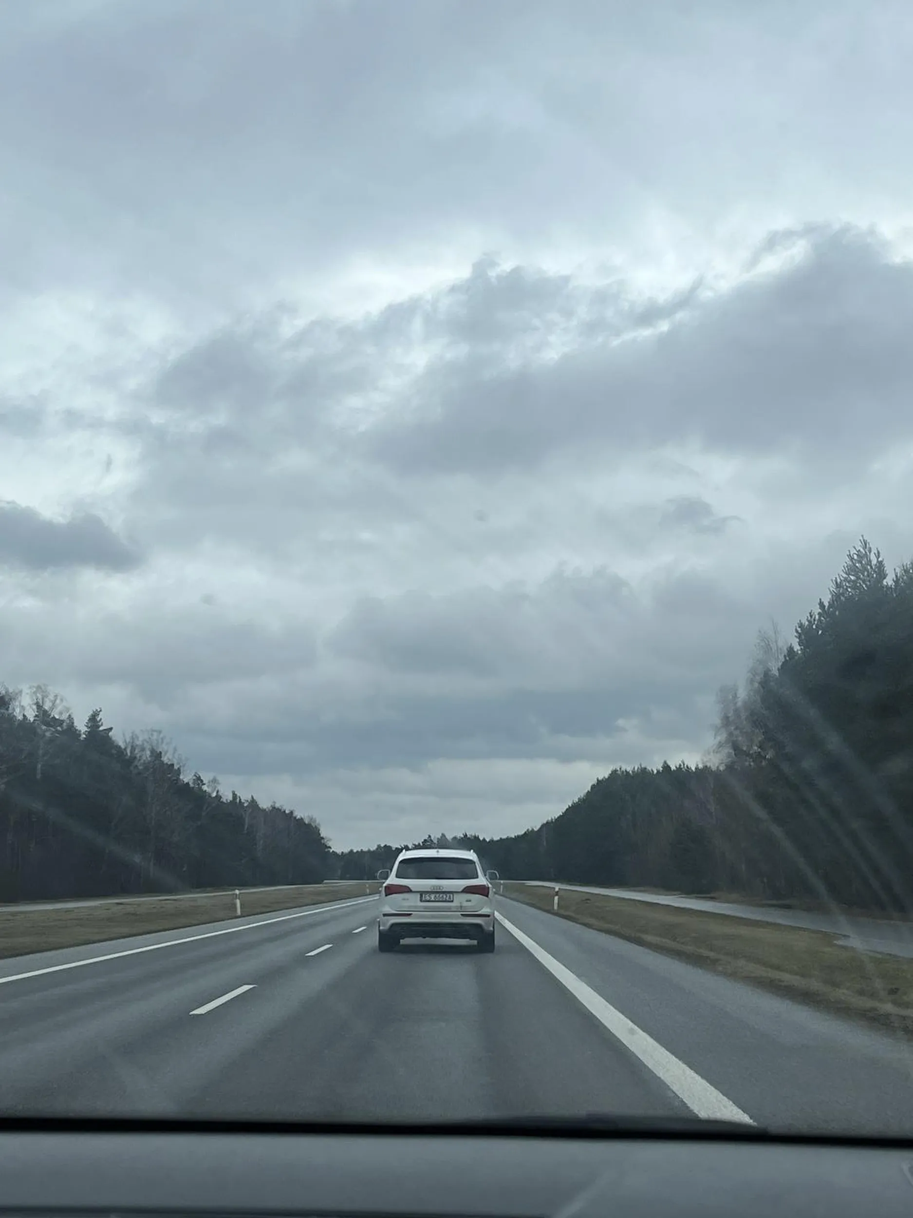 Wyprzedza przy ograniczeniu 70 na podwójnej przed wysepką