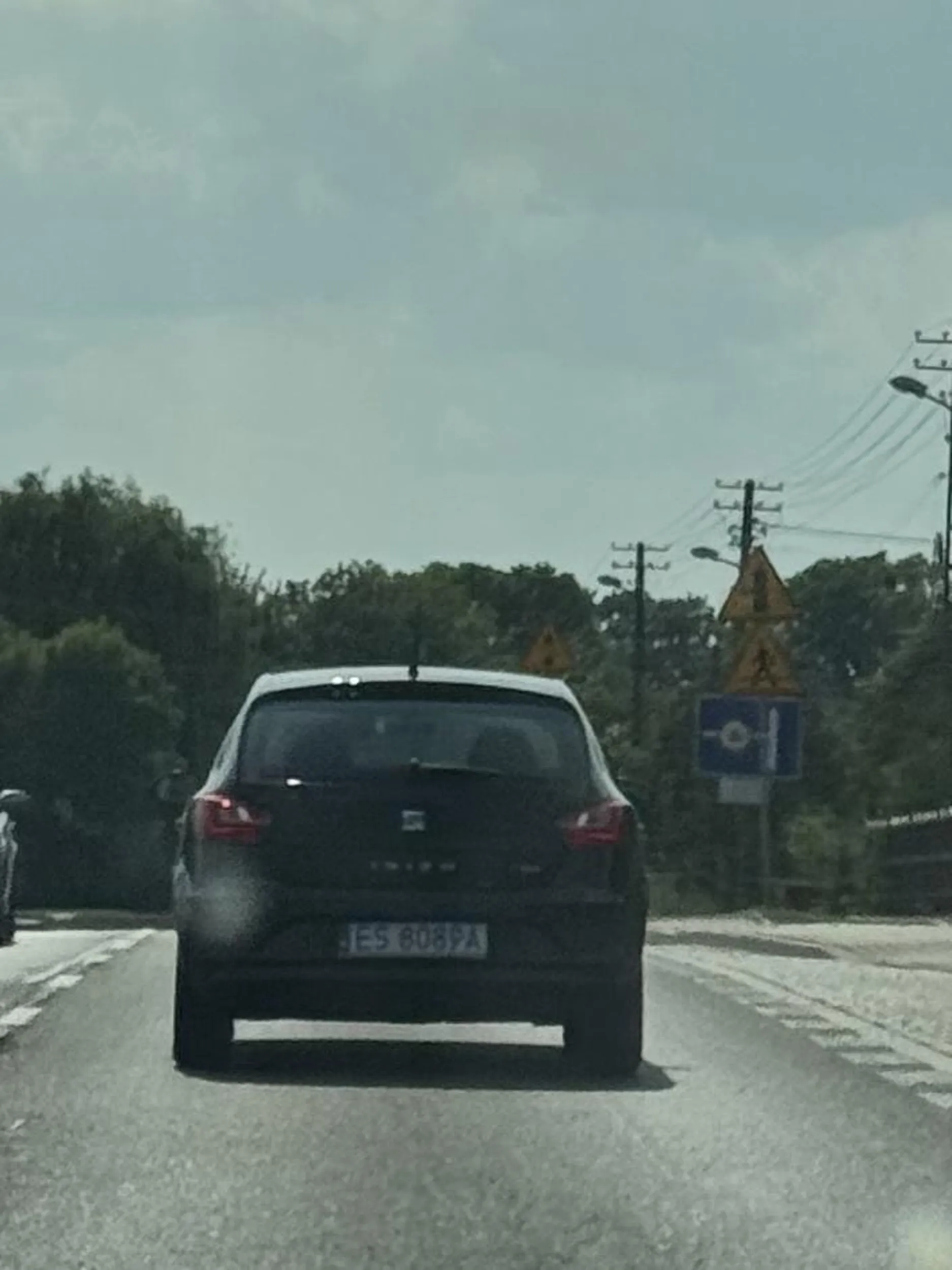 Pan/Pani z Seata nie wie co to kultura na drodze ;-) Jechał* ze stałą prędkością, a nagle przy wyprzedzaniu seacika okazało się że ma pan* trochę więcej koni pod maską i naraża na zderzenie czołowe. Polecam następnym razem wykorzystać swój wolny czas na poczytanie o kulturze  na drodze. Nie pozdrawiam !