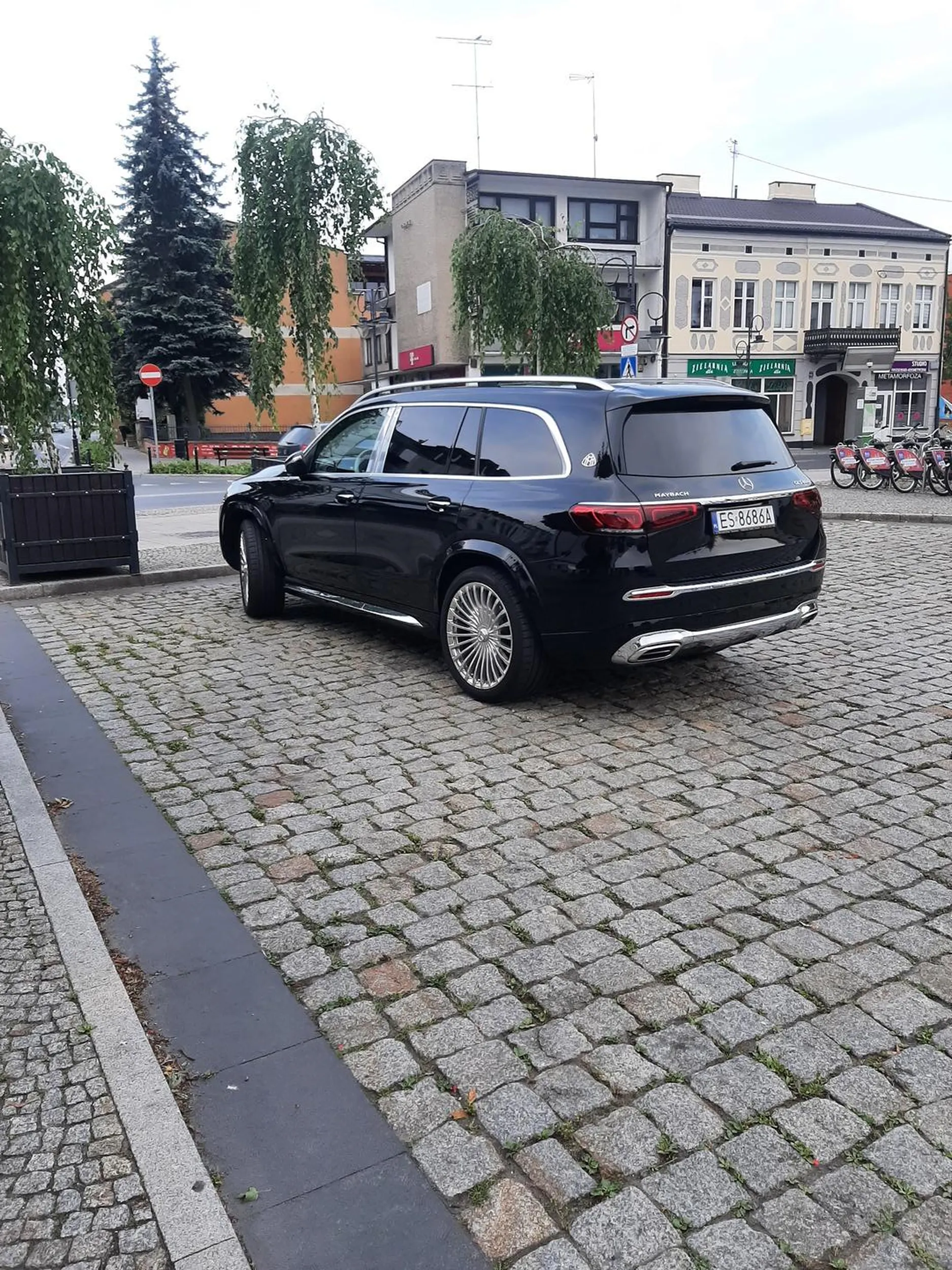 Stoi na postoju dla taksowke wokół pełno wolnych miejsc ale to maybach to on moze wszystko