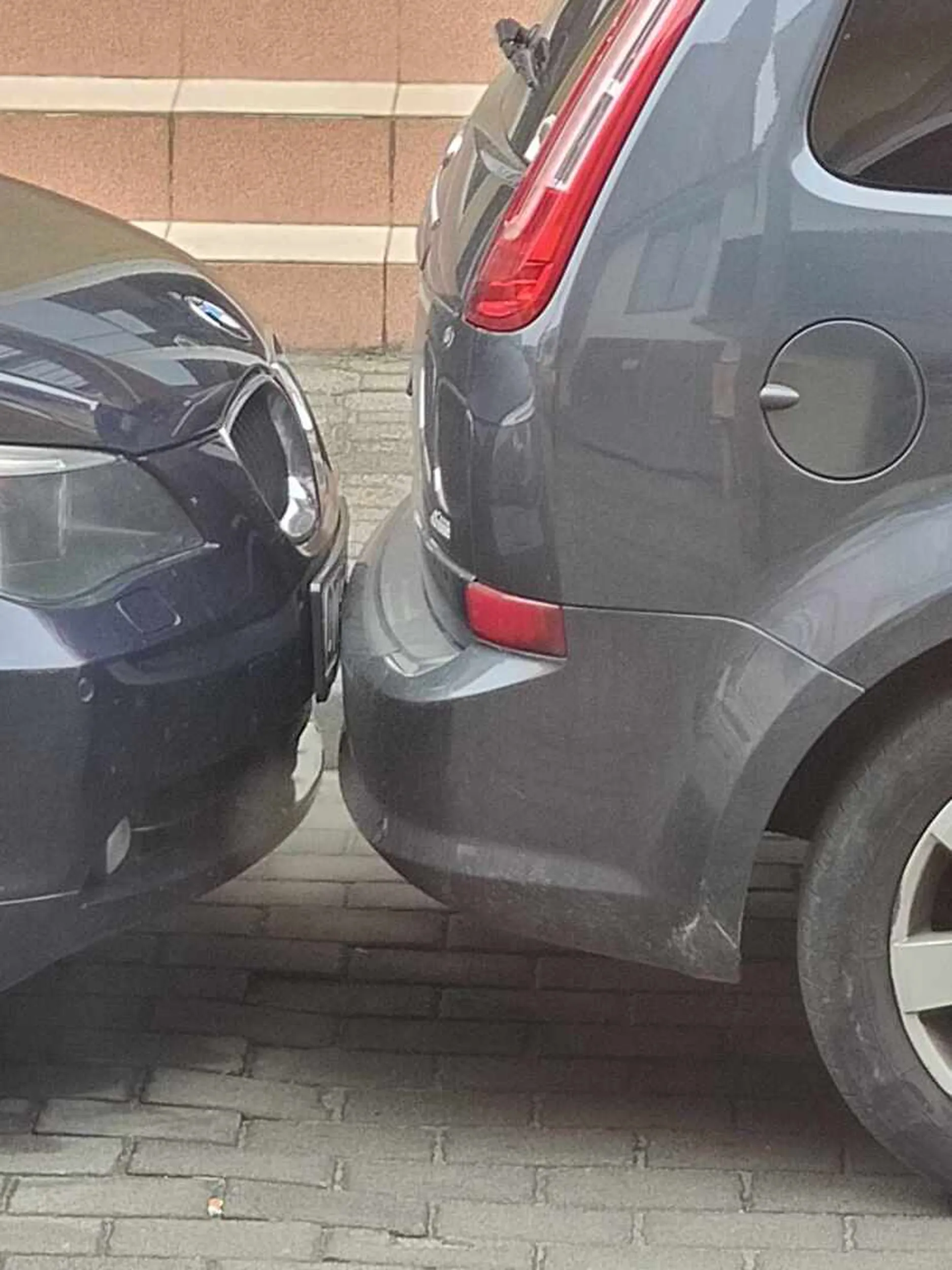 Umiejętności parkowania na najwyższym poziomie u pana, myśli że żyjemy we Francji