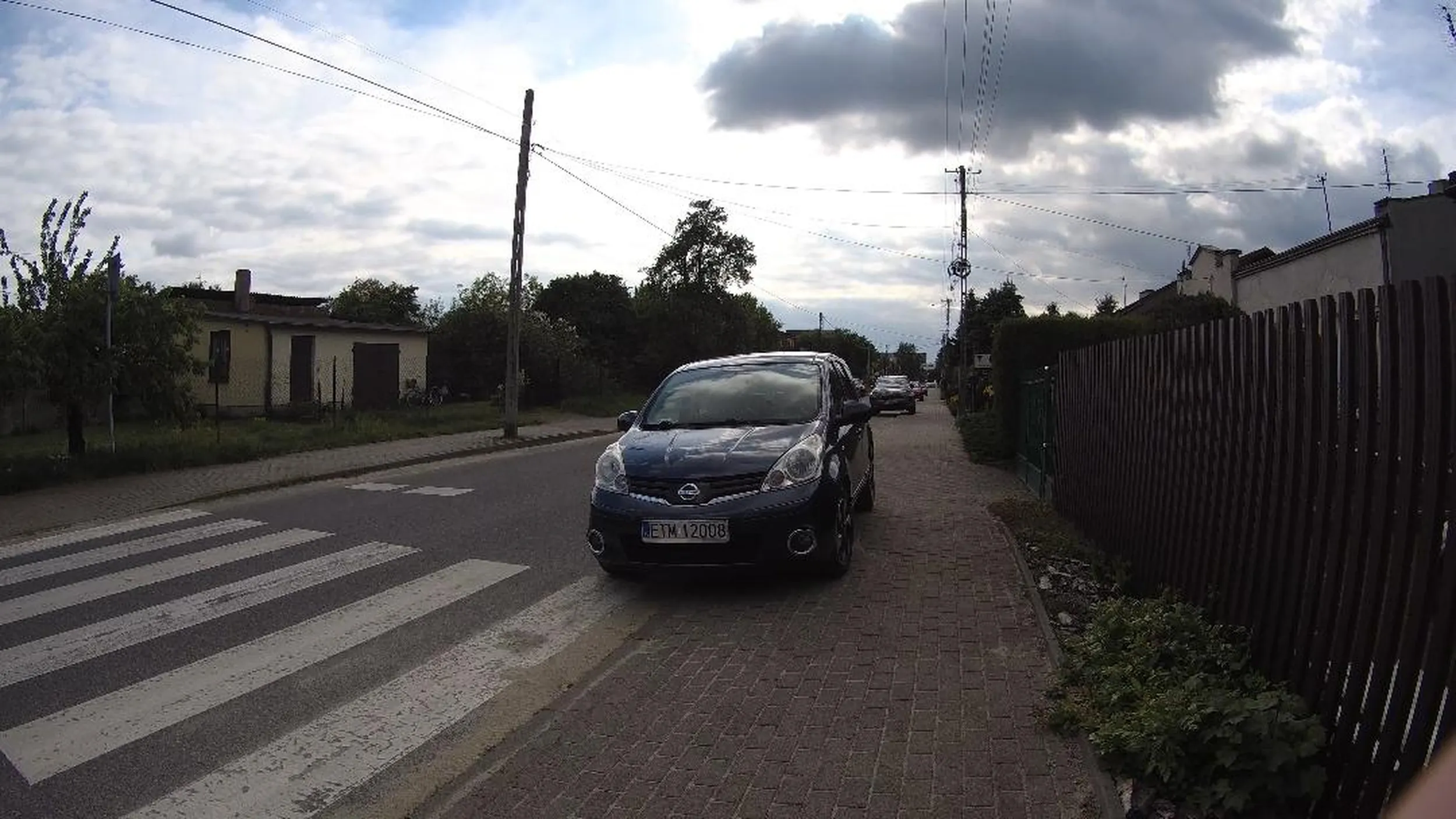 Parkowanie na przejściu dla pieszych.