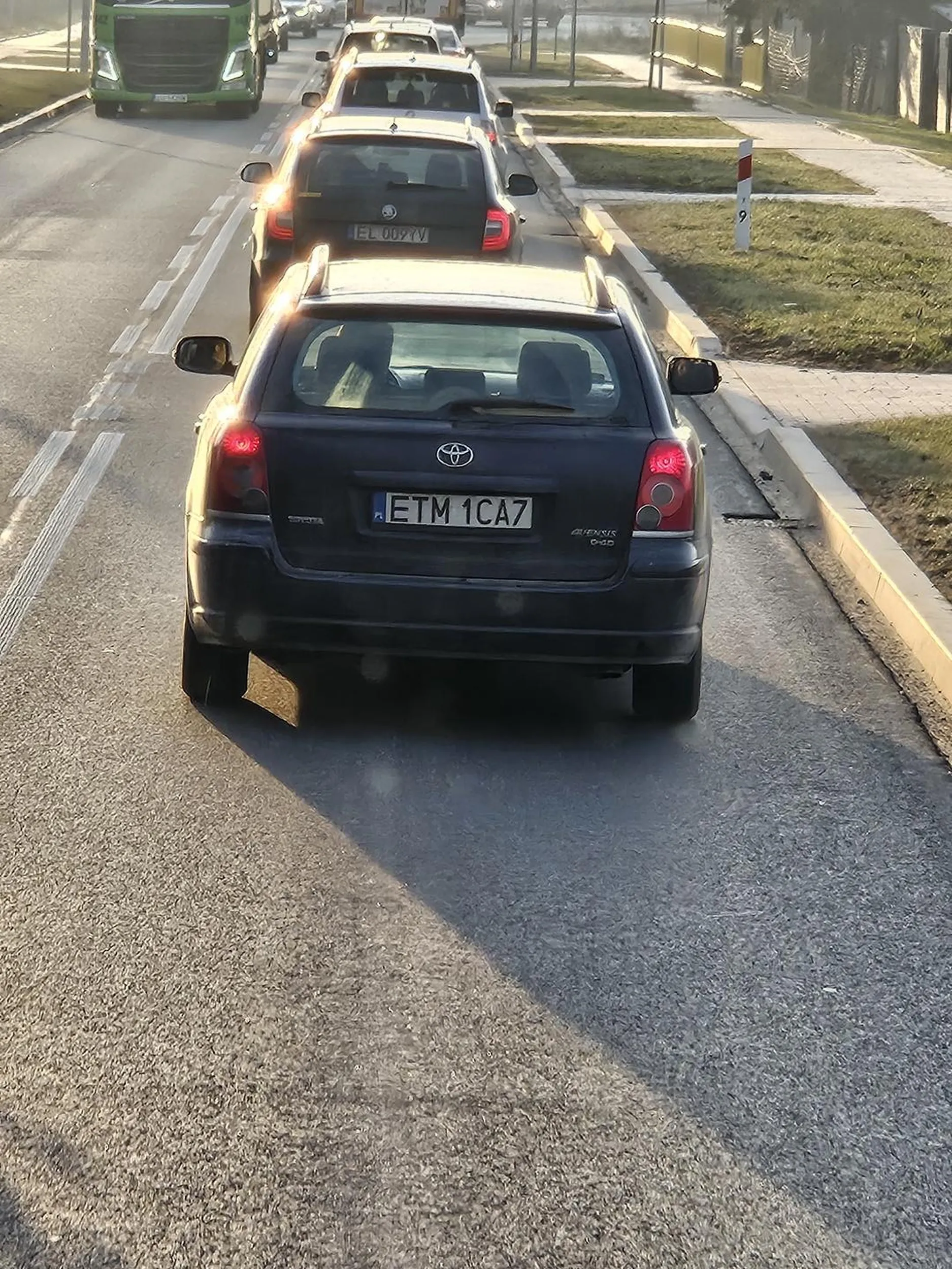 Jedzie strasznie powoli, przy wyprzedzaniu przyspiesza a później wyhamowuje zestaw 40 ton