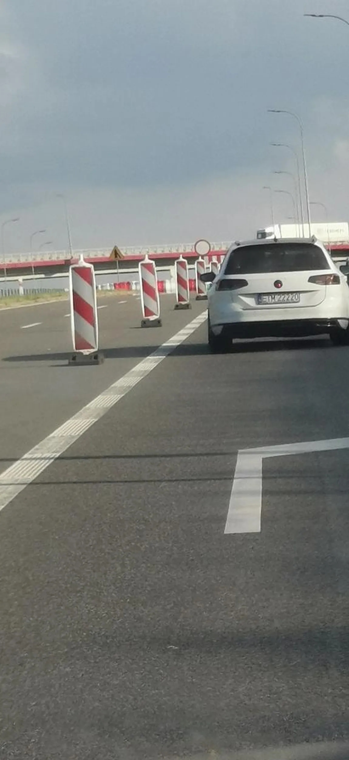 Szaleniec w bialym volkswagenie. Przy wyprzedzaniu chcial mnie bokiem staranowac. Droga była szeroka więc nie ma mowy o braku miejsca, to jest jakiś porąbany szaleniec.