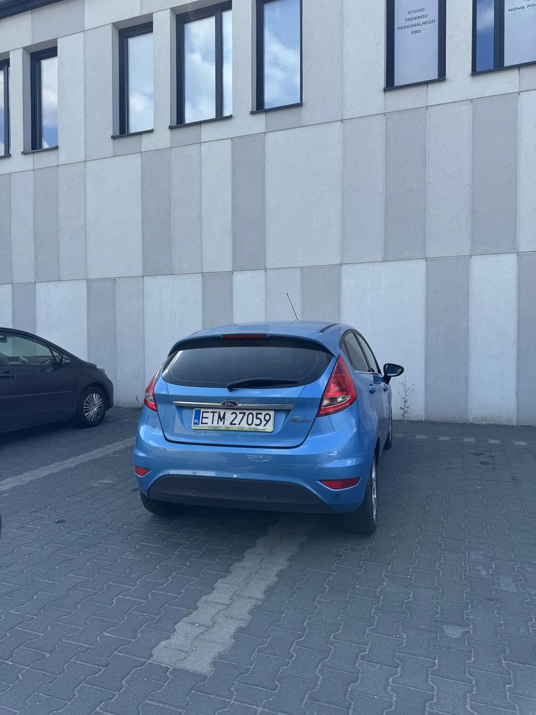 Pełny parking ale co tam, stanę sobie na środku