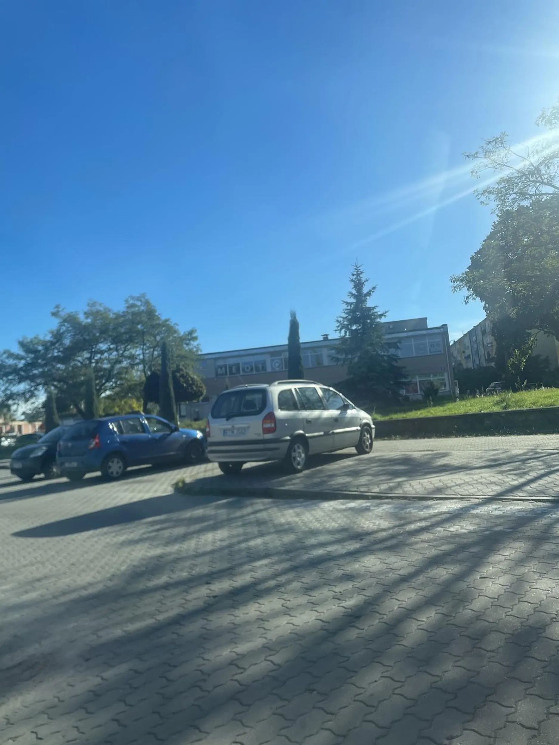 Gdzie na chodniku stajesz jak masz parking wolny rozjebal bym ci ryj