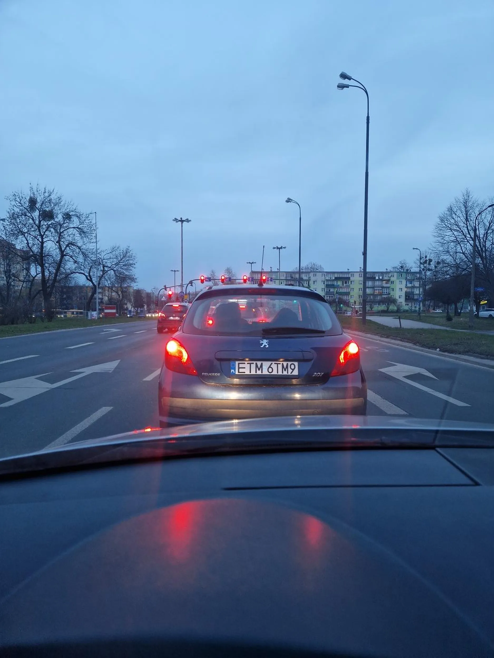 Chłop strasznie porywczy, 10 sekund stoi i już po klaksonie daje. W momencie stania za nim na światłach odpala bieg cofania żeby kierowca za nim sie wystraszył.